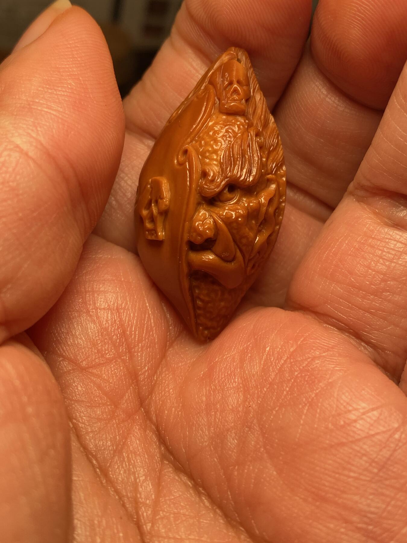 以核会友，中国非物质文化遗产苏工核雕手作 福利苏工核雕，纯手工雕刻佛魔界单籽个性十足，等待有缘人，市场无同款，尺寸2。1x4.0喜欢的来