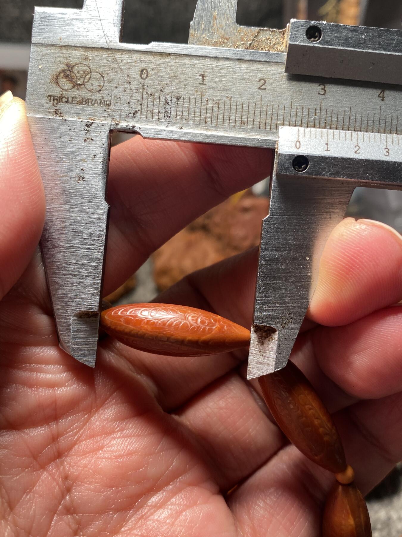 以核会友，中国非物质文化遗产苏工核雕手作 福利苏工核雕，纯手工回纹珠，铁核柳叶精工10年老核，个性十足，等待有缘人，与众不同，尺寸0。95x2.65喜欢的来