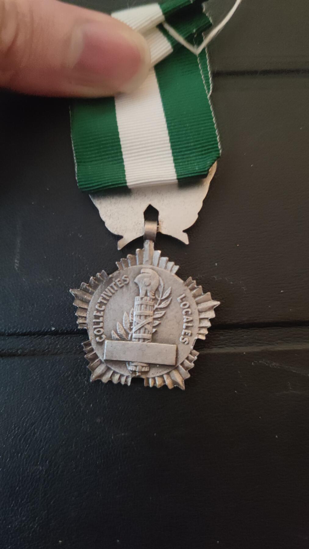 全场0元起拍，周六（12.13）下午5点开始，第70期 法国高卢雄鸡奖章，银质带银标。银价约250左右。