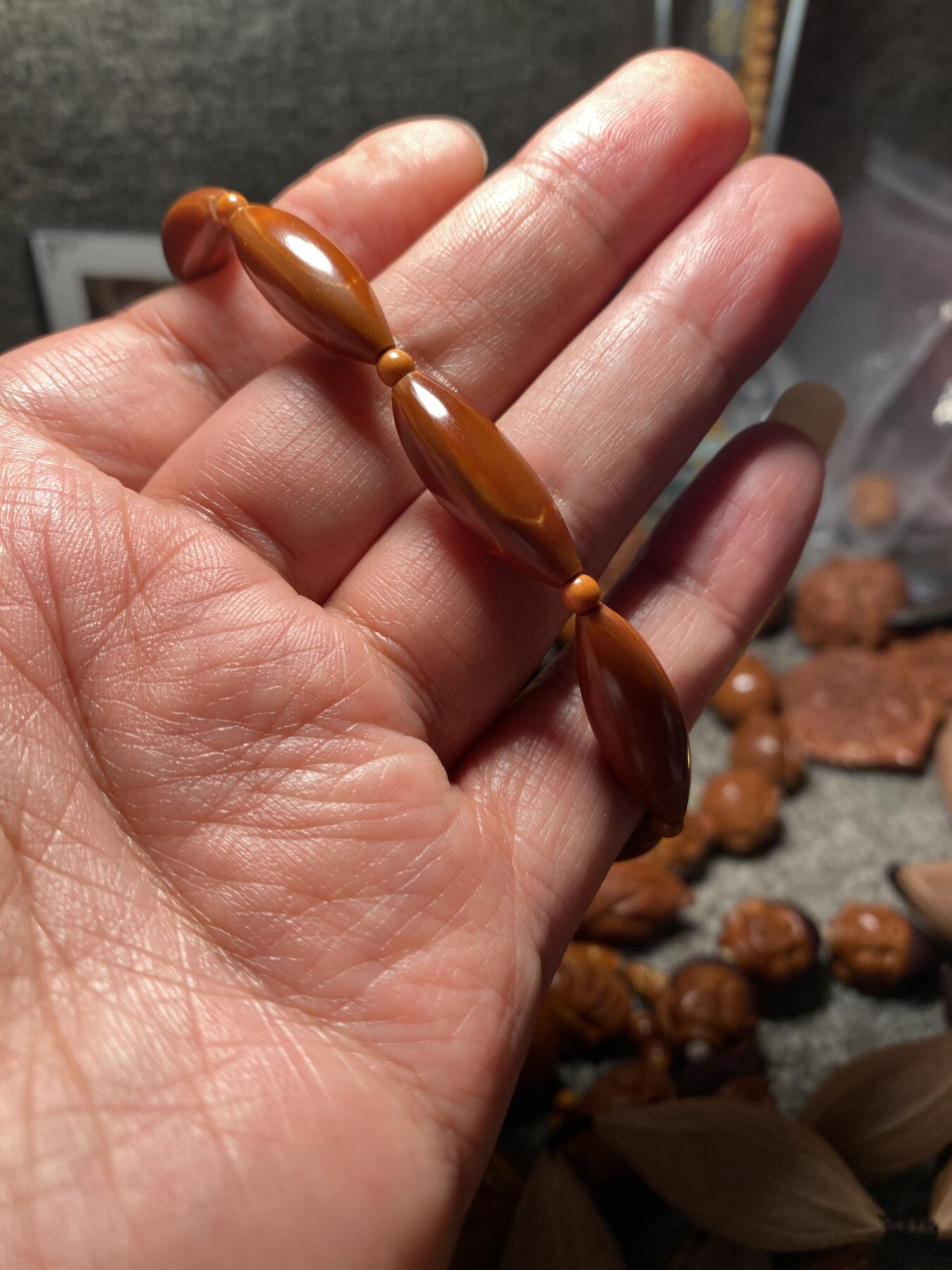 以核会友，中国非物质文化遗产苏工核雕手作 福利苏工核雕，纯手工10遍打磨，铁核柳叶精工10年老核，个性十足，等待有缘人，与众不同，尺寸0。9x2.4喜欢的来