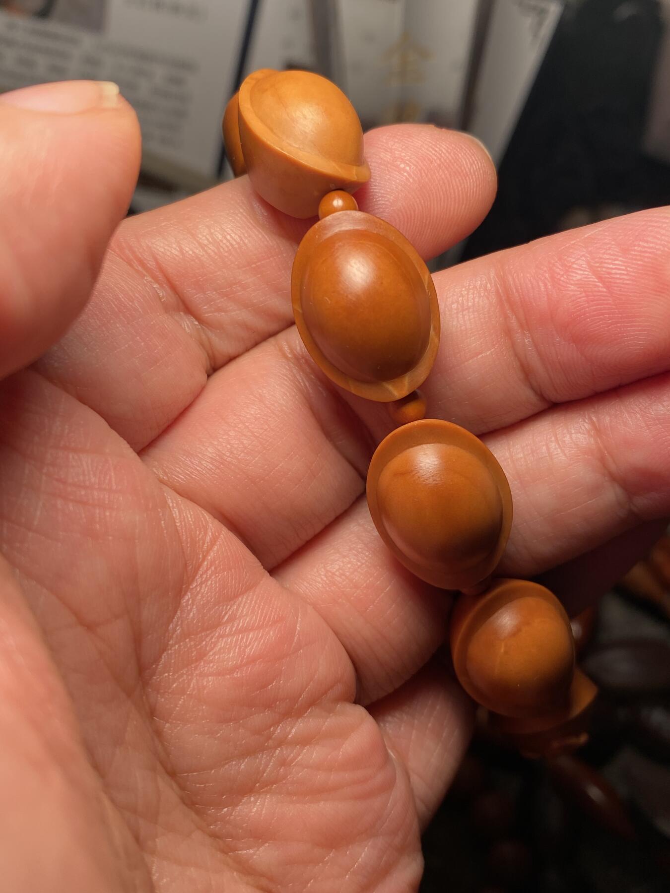 以核会友，中国非物质文化遗产苏工核雕手作 福利苏工核雕，纯手工雕刻，铁核招财进宝，万事如意手串，个性十足，等待有缘人，市场无同款，尺寸1.5x2。0喜欢的来