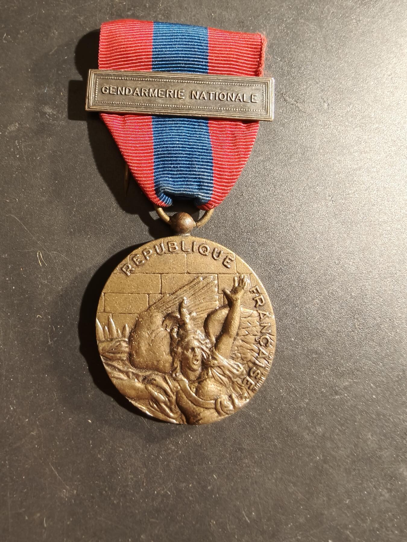 老王徽章第169期 法国铜级国防服役奖章    高浮雕版    国家宪兵勋条