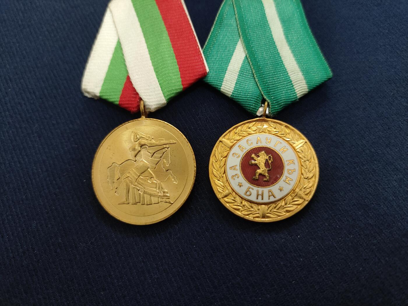 时顺第二十七拍 保加利亚军事功勋奖章套章，属于斯托伊诺夫克里斯托，包含：军事功勋奖章，反法西斯胜利30周年奖章