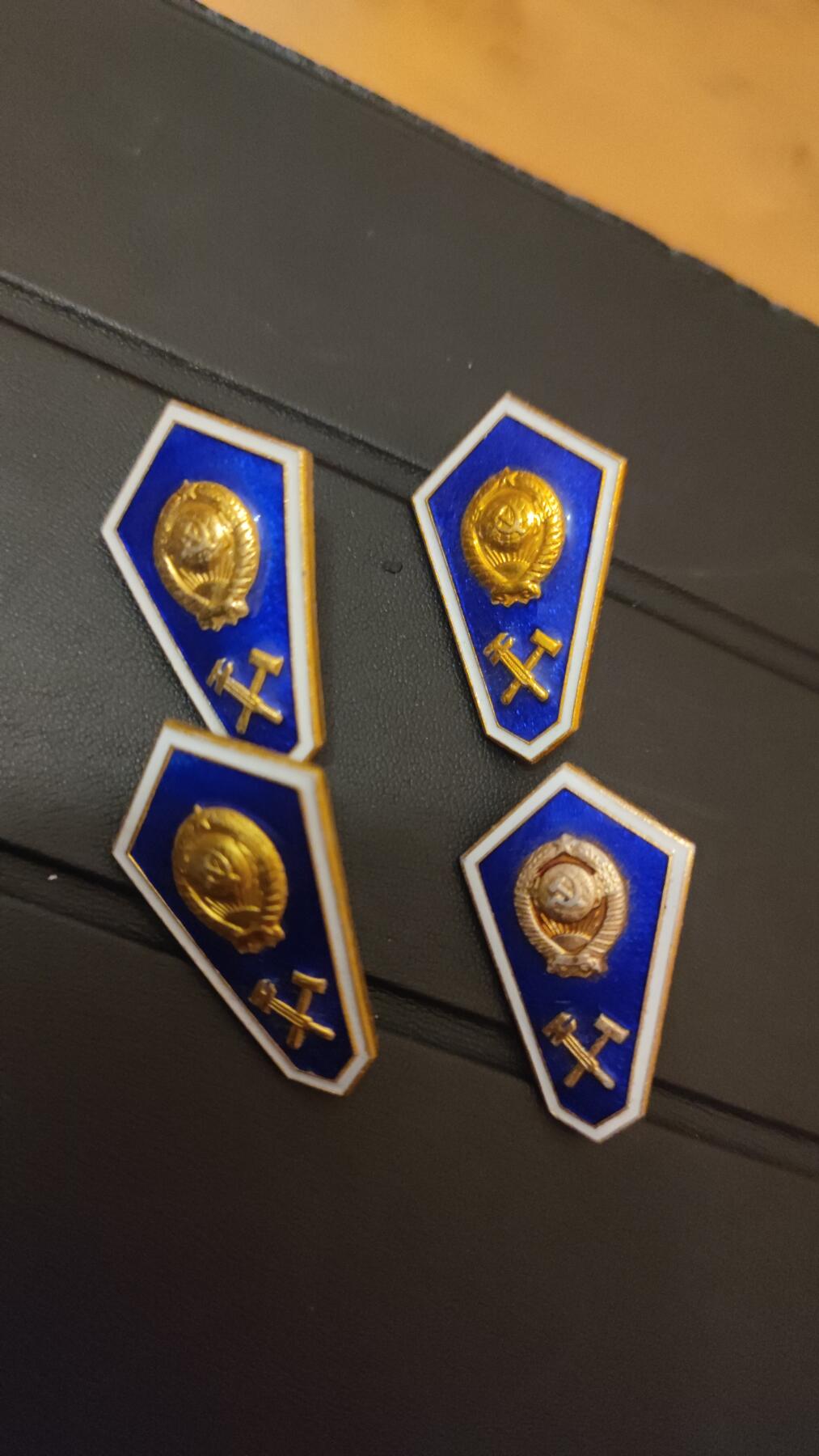 全场0元起拍，周六（12.13）下午5点开始，第70期 苏联校徽一组。