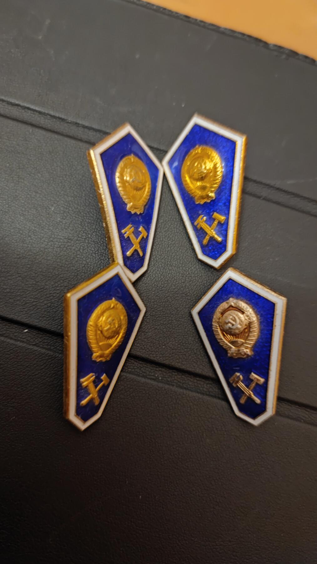 全场0元起拍，周六（12.13）下午5点开始，第70期 苏联校徽一组。