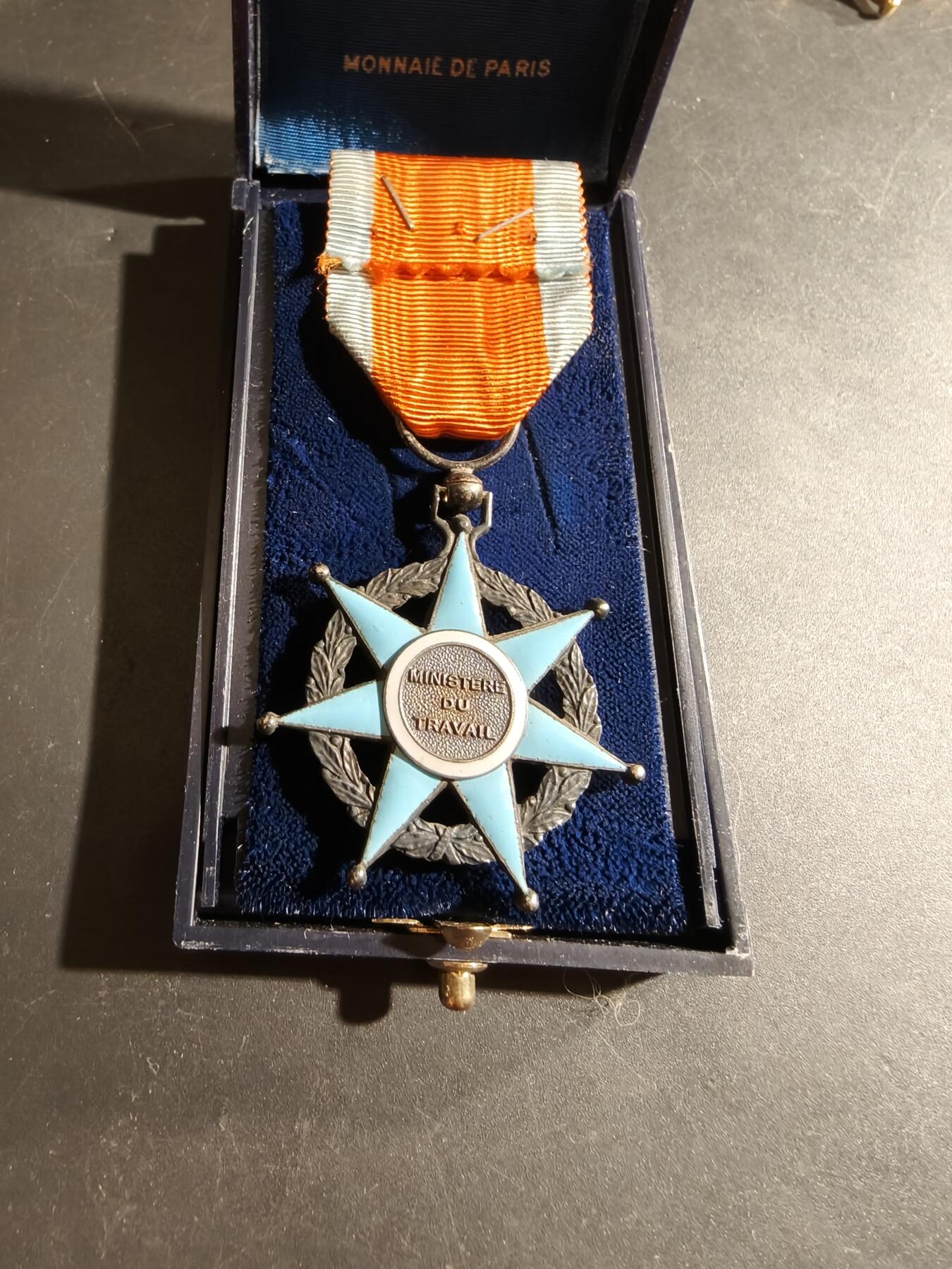 老王徽章第169期 法国骑士级社会功绩勋章    原盒