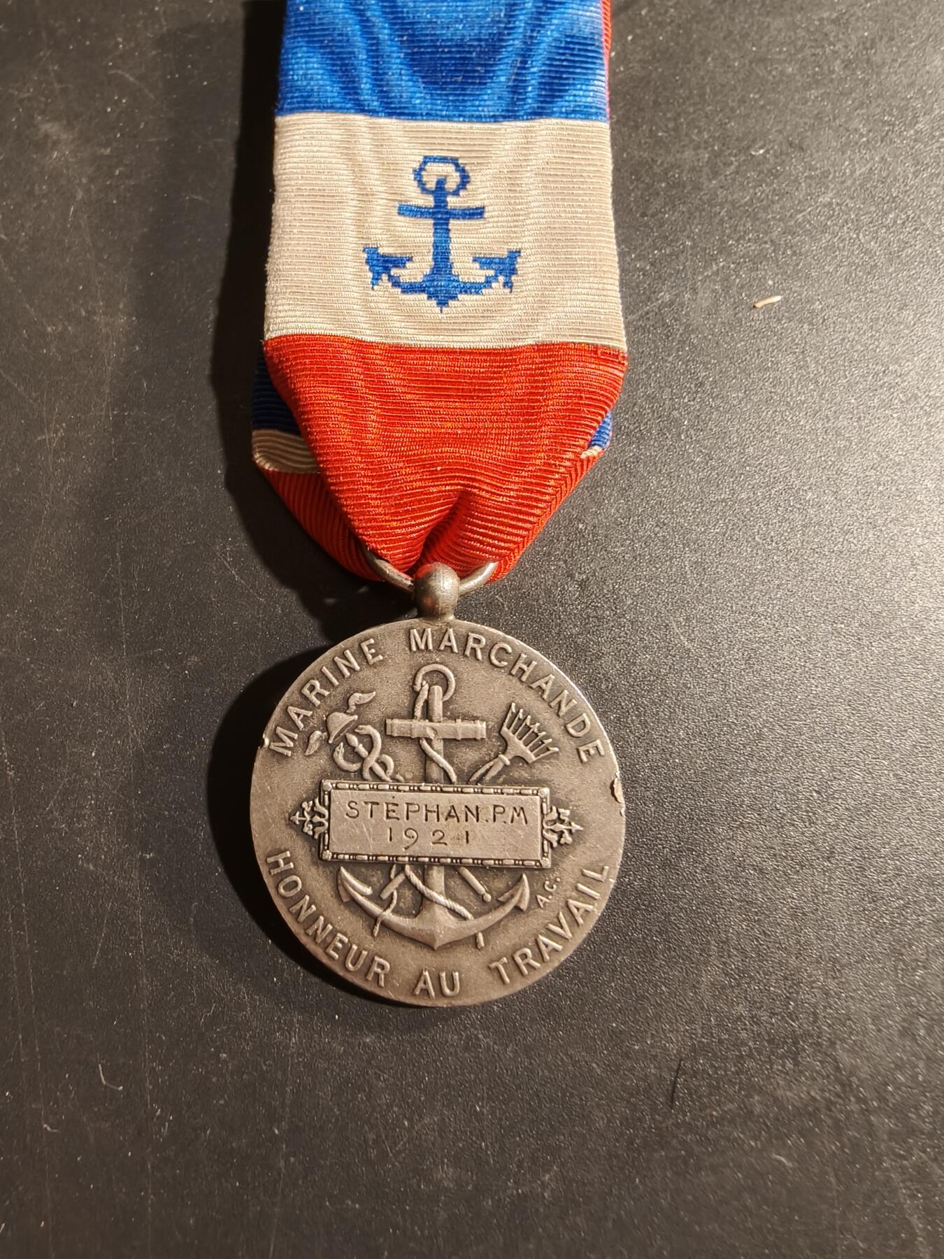 老王徽章第169期 法国银级劳工奖章    少见海事版本    原盒    三共时期950银     1921年实发