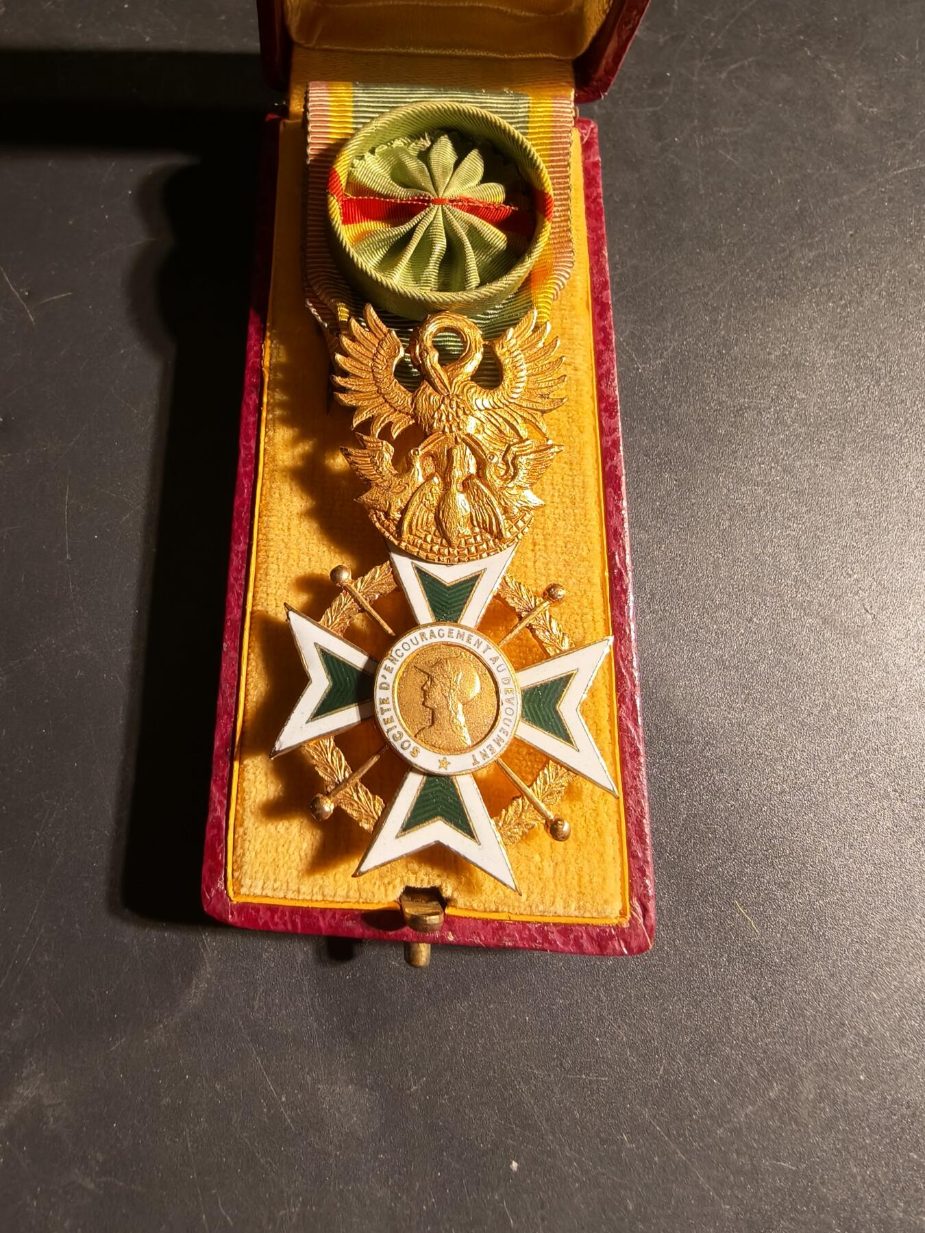 老王徽章第169期 法国军官级鼓励奉献协会勋章     原盒      该勋章是颁发给在人道主义、慈善或民事奉献方面表现出杰出行为的个人的。 它于1910 年设立，旨在表彰英勇和无私的行为。