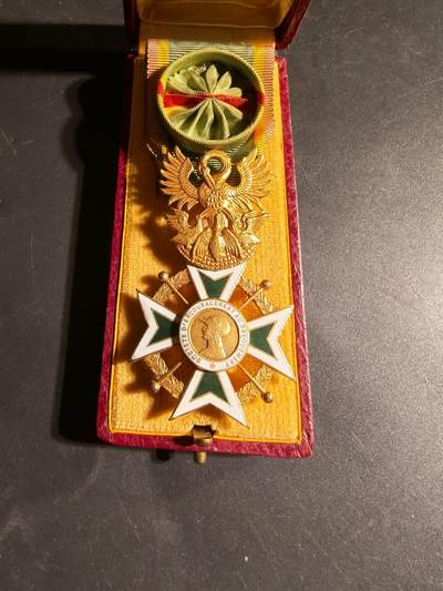 老王徽章第169期 - 法国军官级鼓励奉献协会勋章     原盒      该勋章是颁发给在人道主义、慈善或民事奉献方面表现出杰出行为的个人的。 它于1910 年设立，旨在表彰英勇和无私的行为。