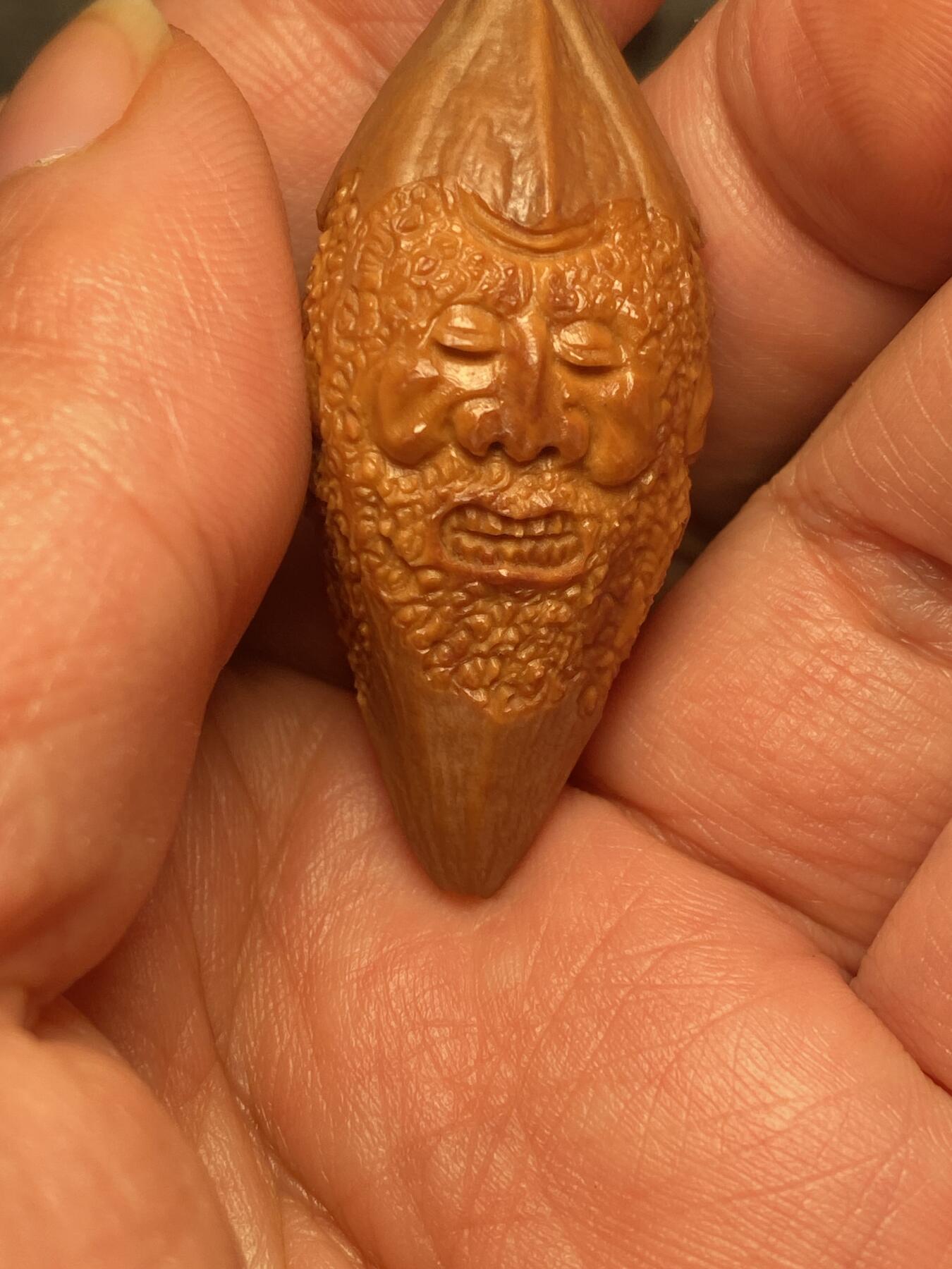 以核会友，中国非物质文化遗产苏工核雕手作 福利苏工核雕，纯手工雕刻，四花梅林大核达摩百态，四个表情，个性十足，等待有缘人，市场无同款，尺寸2。18x4.8喜欢的来