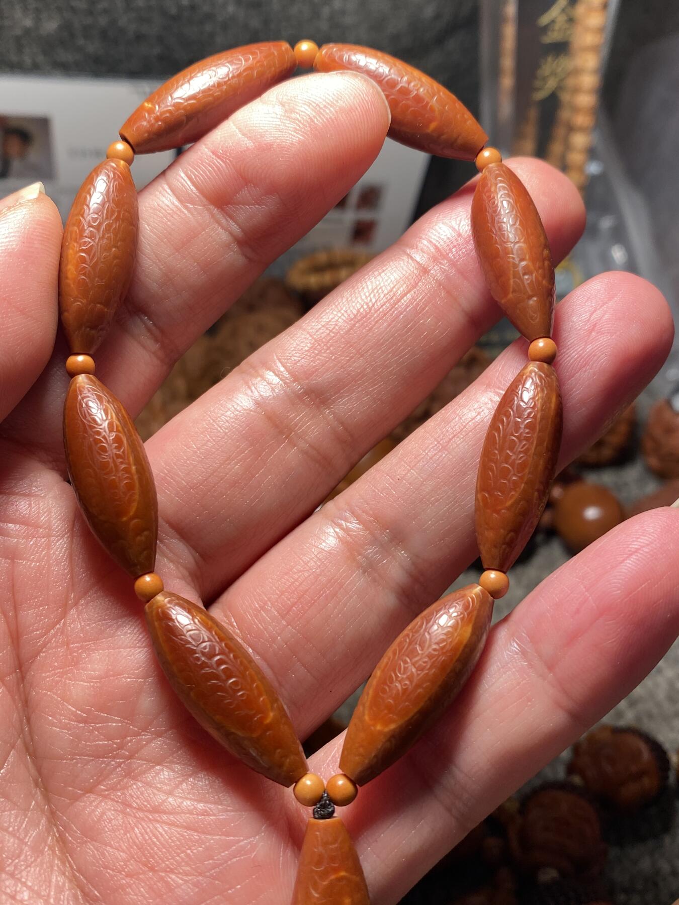 以核会友，中国非物质文化遗产苏工核雕手作 福利苏工核雕，纯手工回纹珠，铁核柳叶精工10年老核，个性十足，等待有缘人，与众不同，尺寸0。95x2.65喜欢的来
