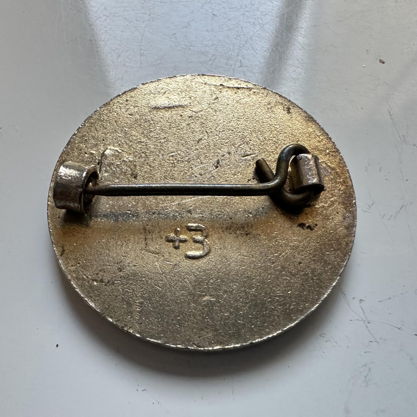 🌹外币初藏🌹🐯2025年第140场  每周二四六晚8️⃣点 接代拍 英国1977年女王银禧纪念胸章 26.7毫米