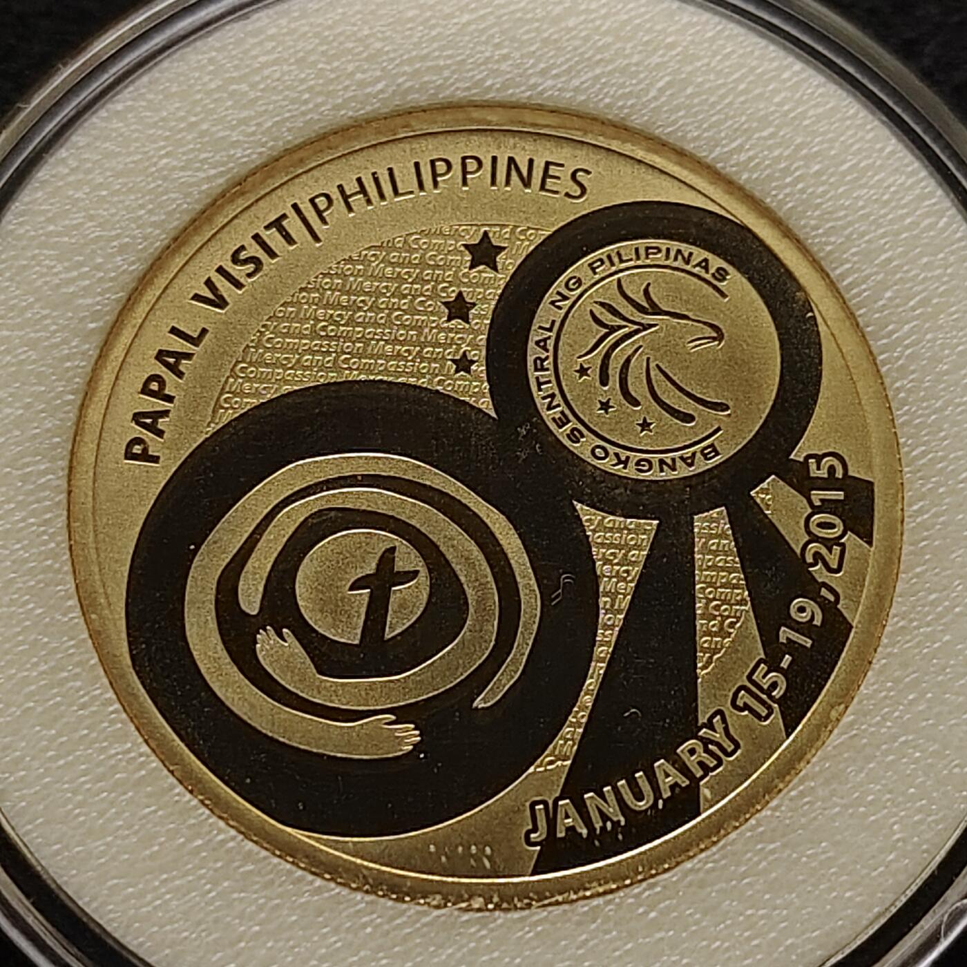 【全场包邮】纯粹捡漏拍485场（免费代拍第22场） 菲律宾2015年500比索教皇访问精制镀金纪念币-盒证全（未公布发行量实物少见）