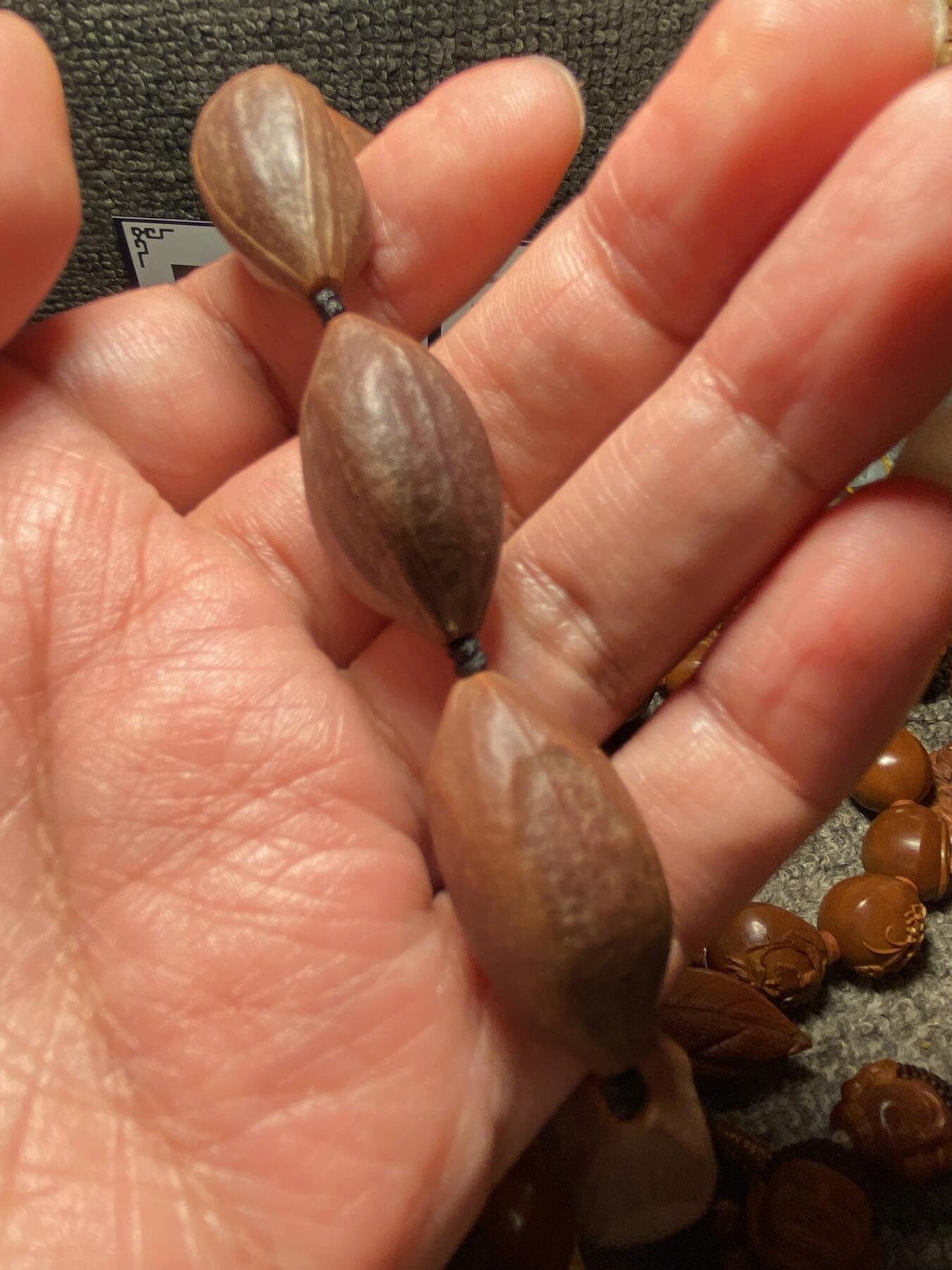 以核会友，中国非物质文化遗产苏工核雕手作 福利苏工核雕，纯天然，四花紫皮核，个性十足，等待有缘人，与众不同，尺寸1。6x3.2喜欢的来