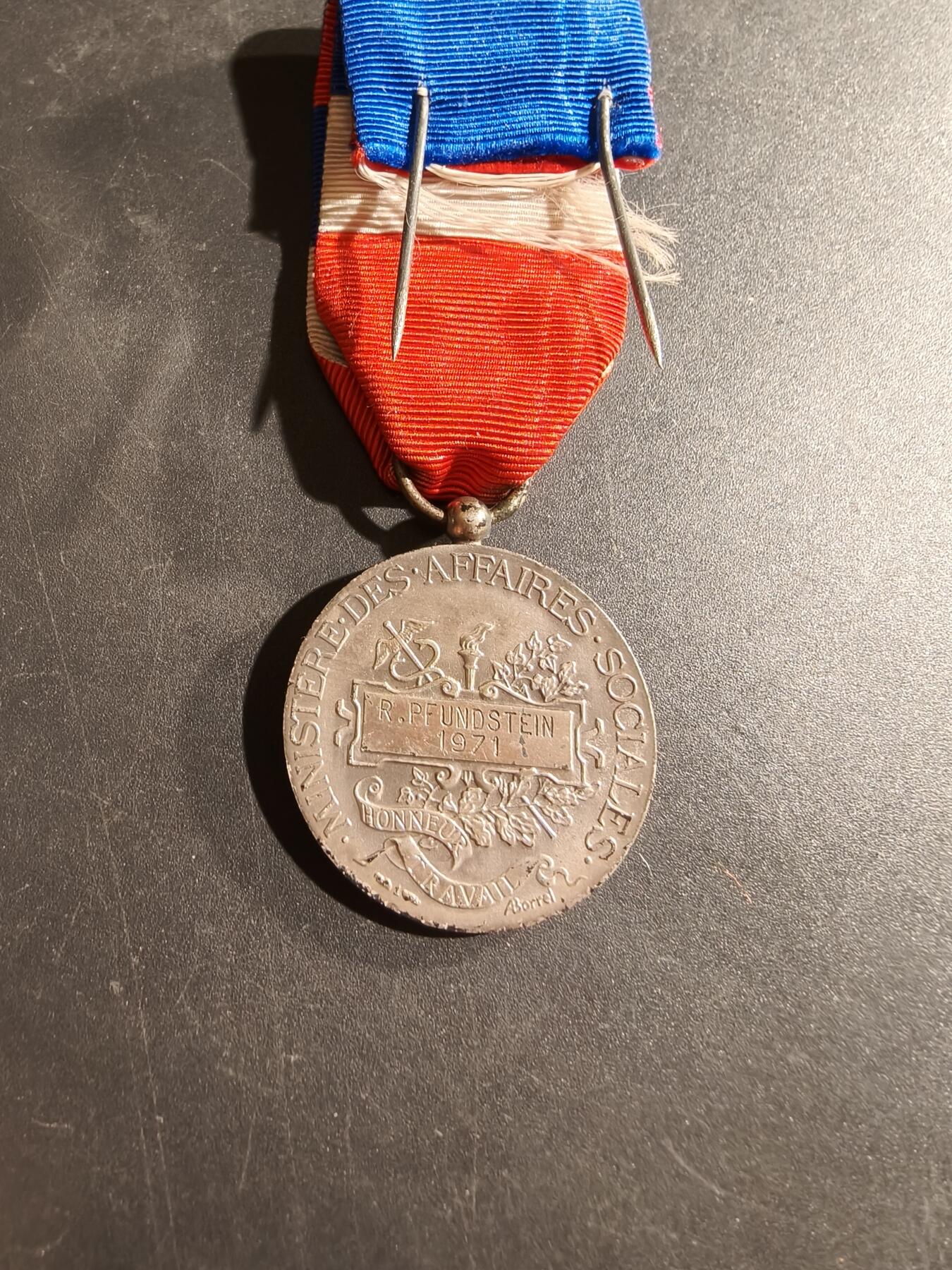 老王徽章第169期 法国银级劳工奖章    1971年社会事务部    950银    12.4g