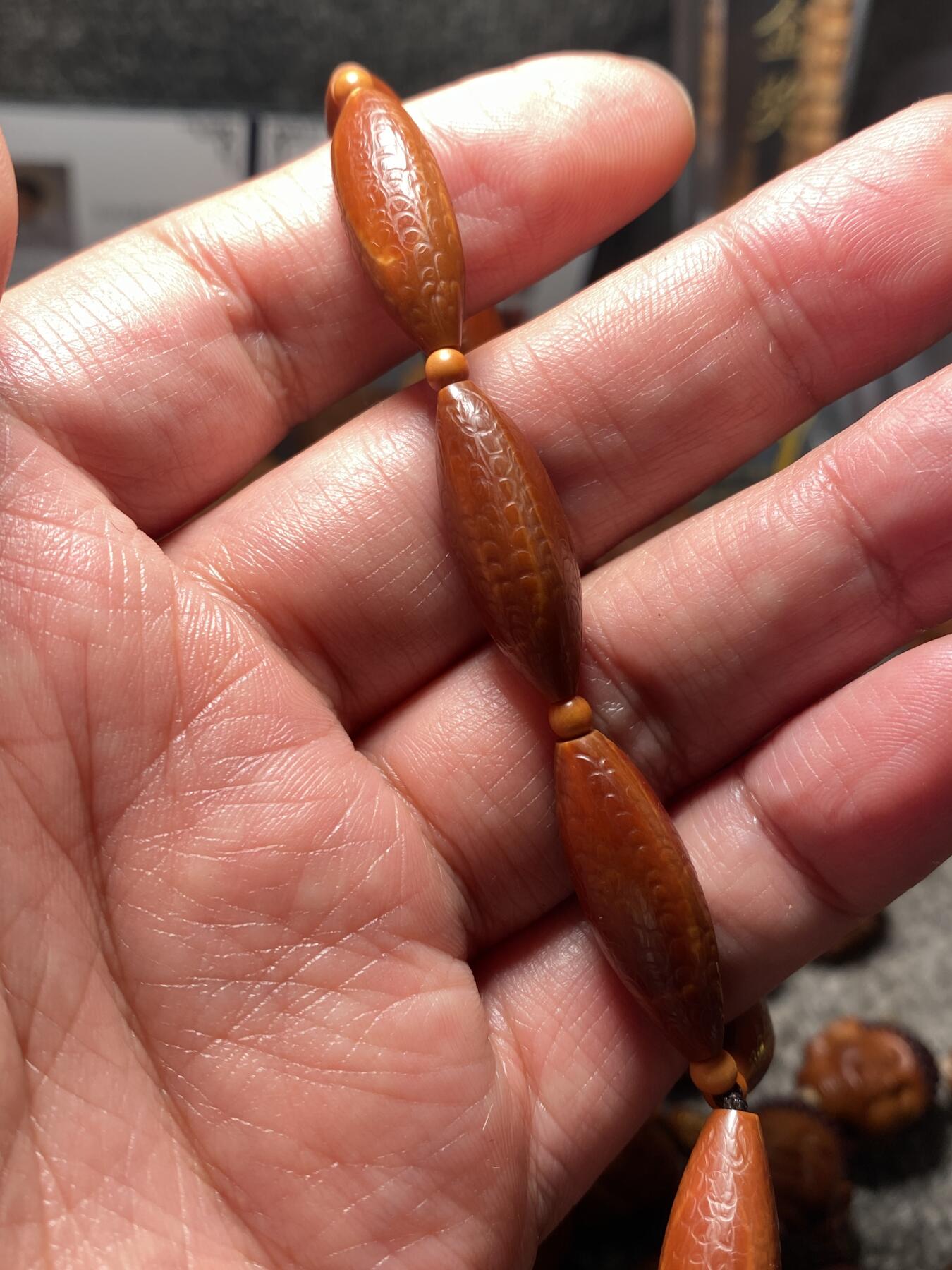 以核会友，中国非物质文化遗产苏工核雕手作 福利苏工核雕，纯手工回纹珠，铁核柳叶精工10年老核，个性十足，等待有缘人，与众不同，尺寸0。95x2.65喜欢的来