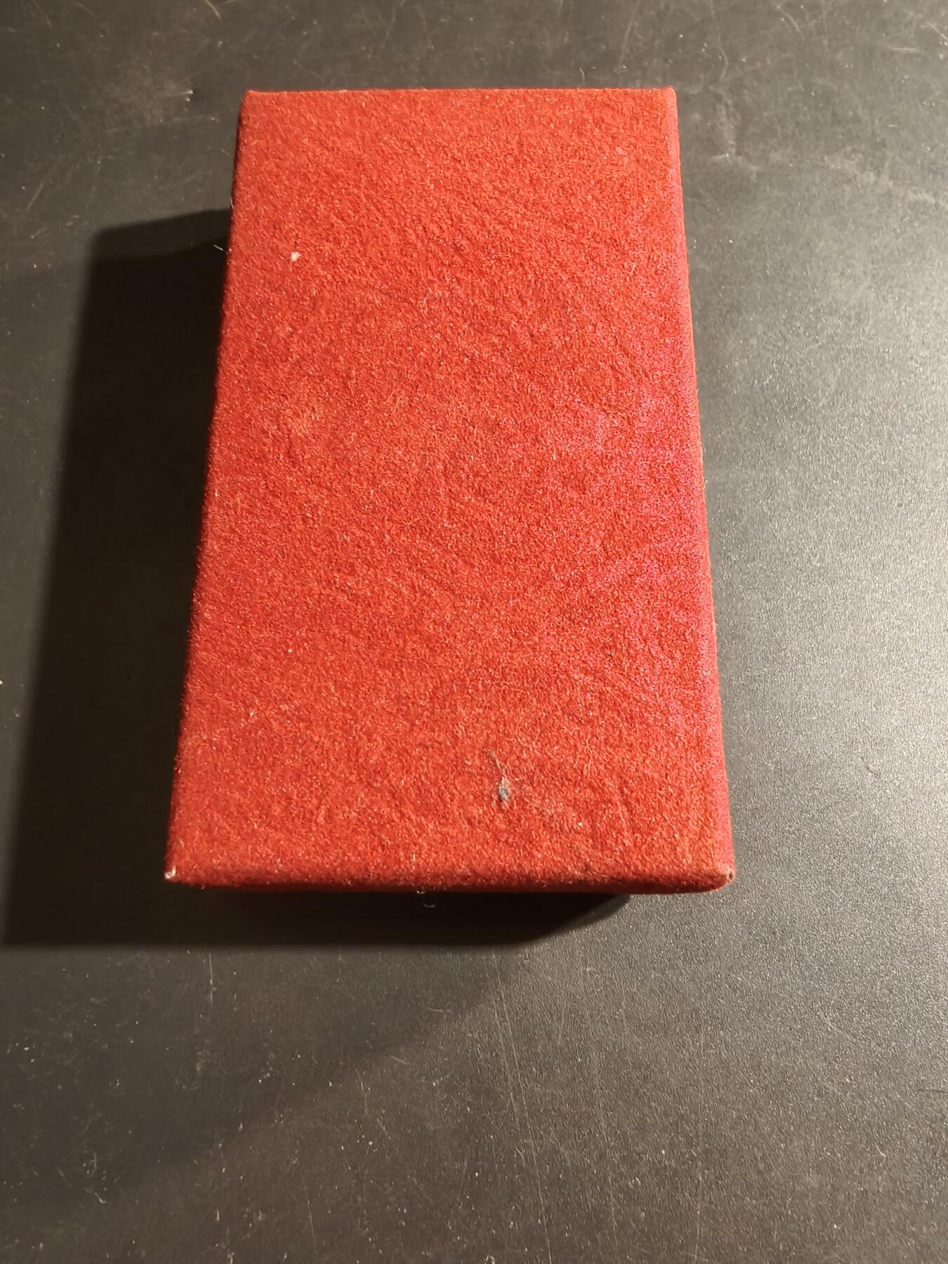 老王徽章第169期 法国二战流亡爱国者纪念章     原盒      该纪念章于1954年由法令设立，名为“1939-1945年流亡爱国者纪念章”，专门授予那些通常居住在阿尔萨斯-洛林/莱茵-摩泽尔省的法国公民，他们在纳粹占领期间被捕、驱逐出境并被关押在集中营，或被宣布为非法移民、流放或被迫迁往其他敌占区。