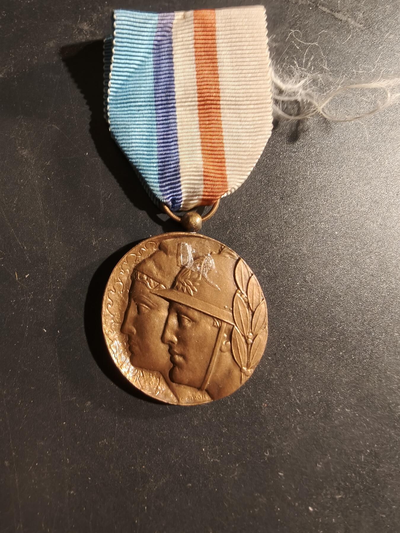 老王徽章第169期 法国伊夫林省、瓦勒德瓦兹省、埃松省消防员联盟纪念章