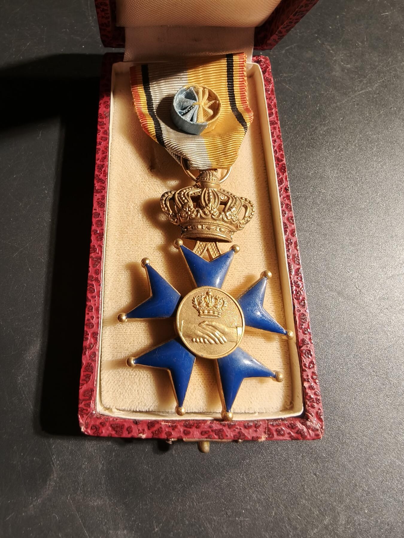 老王徽章第169期 军官级法国荷兰友好协会勋章     原盒     背面有荷兰国家铭文：坚持不懈