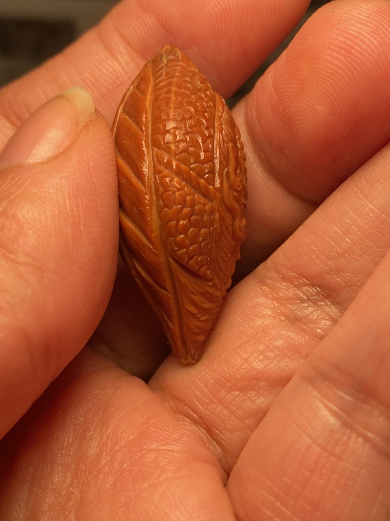 以核会友，中国非物质文化遗产苏工核雕手作 福利苏工核雕，纯手工雕刻一叶成龙单籽个性十足，等待有缘人，市场无同款，尺寸2。0x4.1喜欢的来