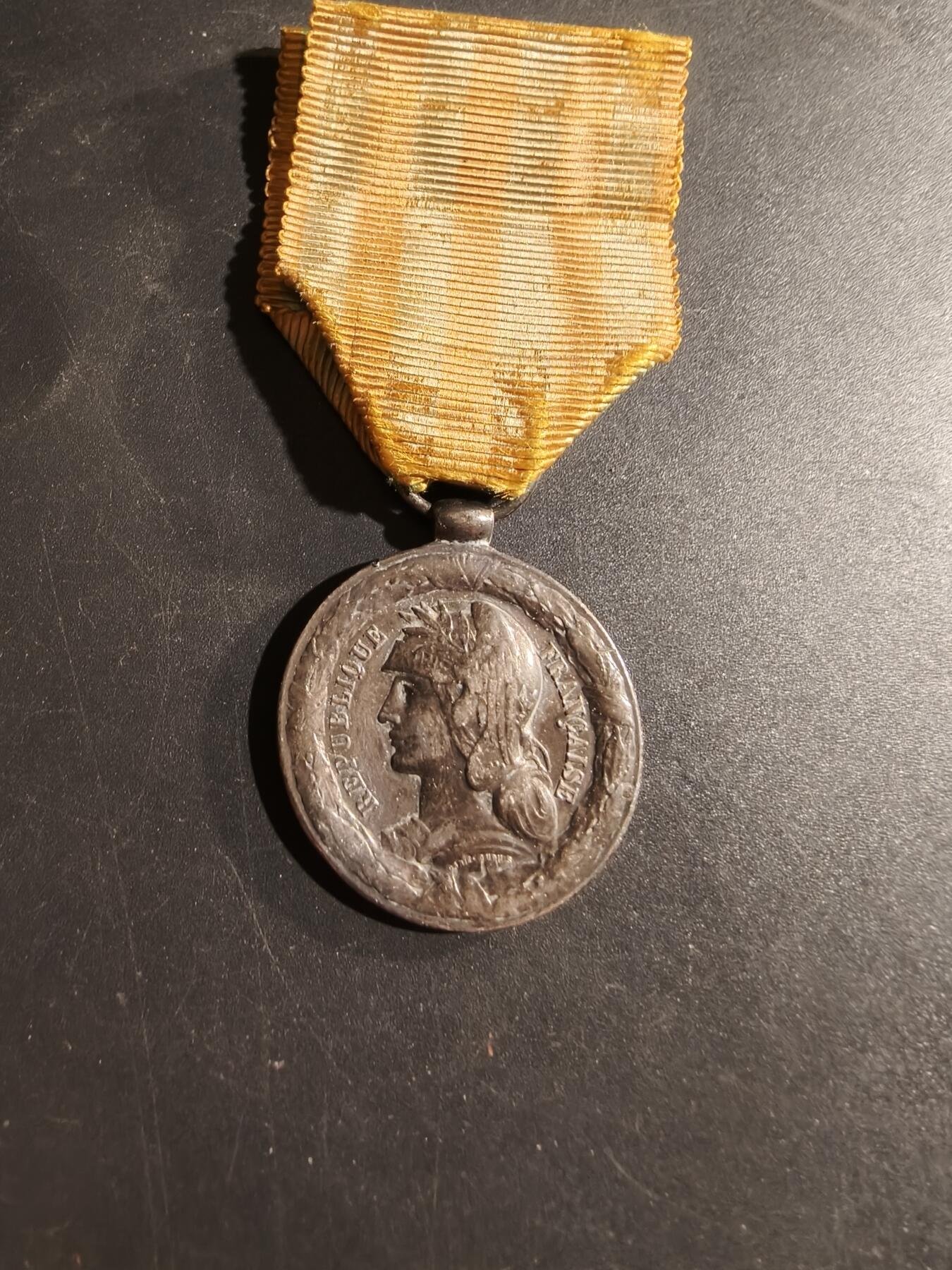 老王徽章第169期 法国1883-1885中法战争奖章     海军7地名版    950银