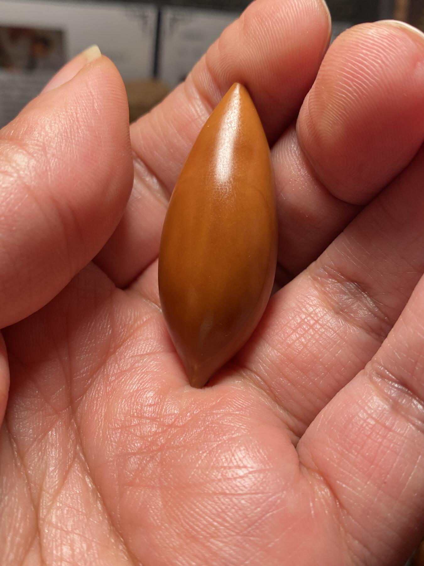 以核会友，中国非物质文化遗产苏工核雕手作 福利苏工核雕，纯手工雕刻，稀有二花特长核佛本无相，个性十足，等待有缘人，与众不同，尺寸1。8x4。55喜欢的来