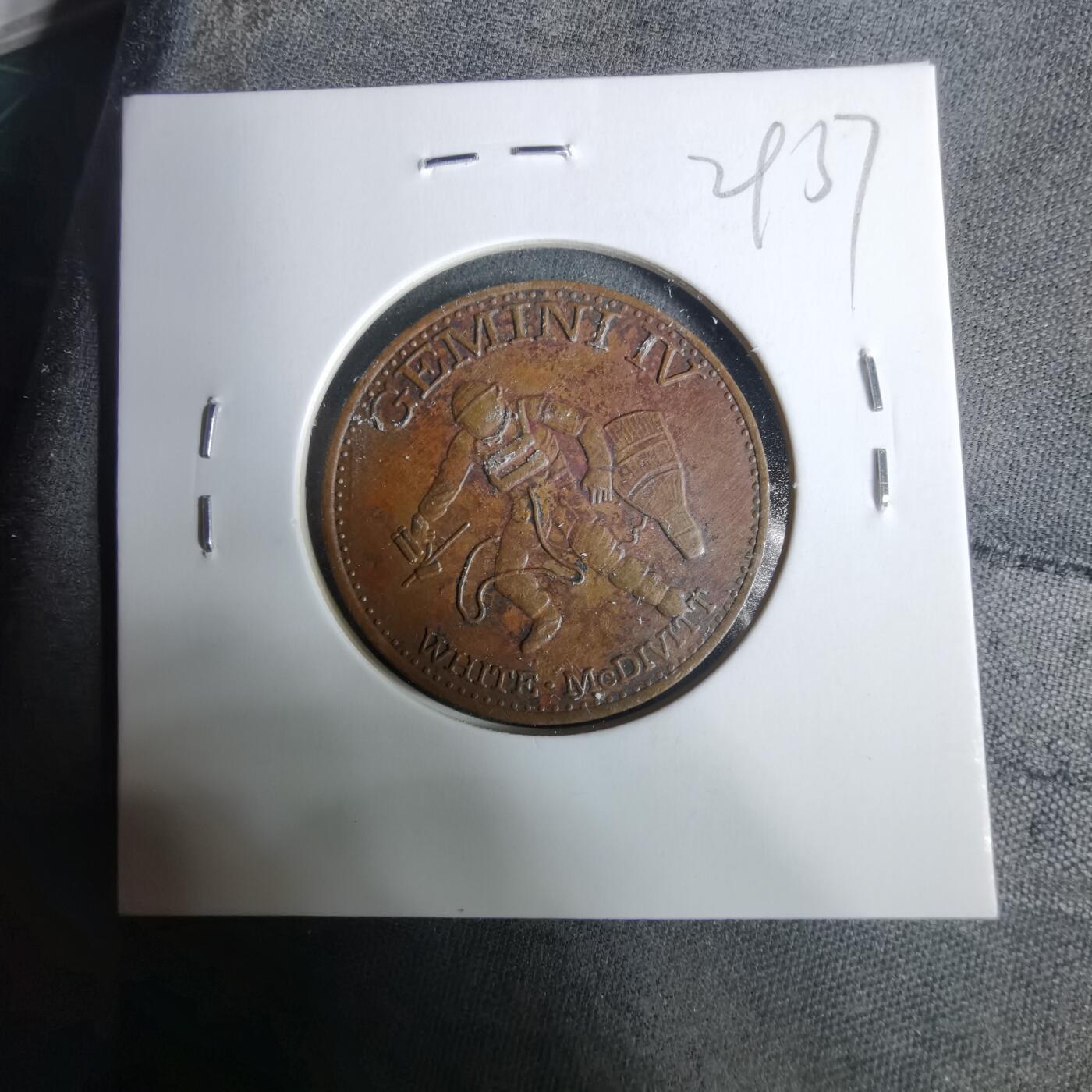 沼泽如烟--第929场 航天纪念章