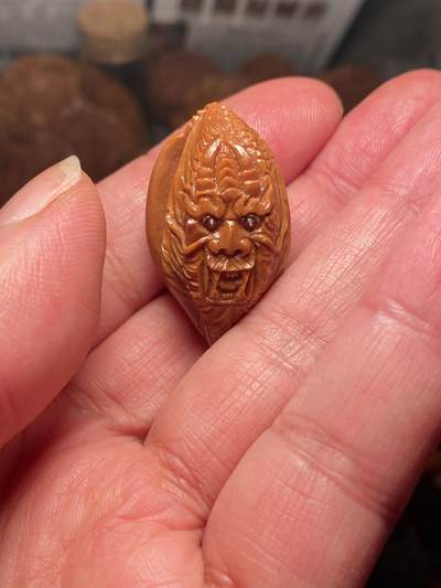 以核会友，中国非物质文化遗产苏工核雕手作 - 福利苏工核雕，纯手工雕刻，铁核多花怪核的龙行天下，个性十足，等待有缘人，市场无同款，尺寸2。18x3.3喜欢的来