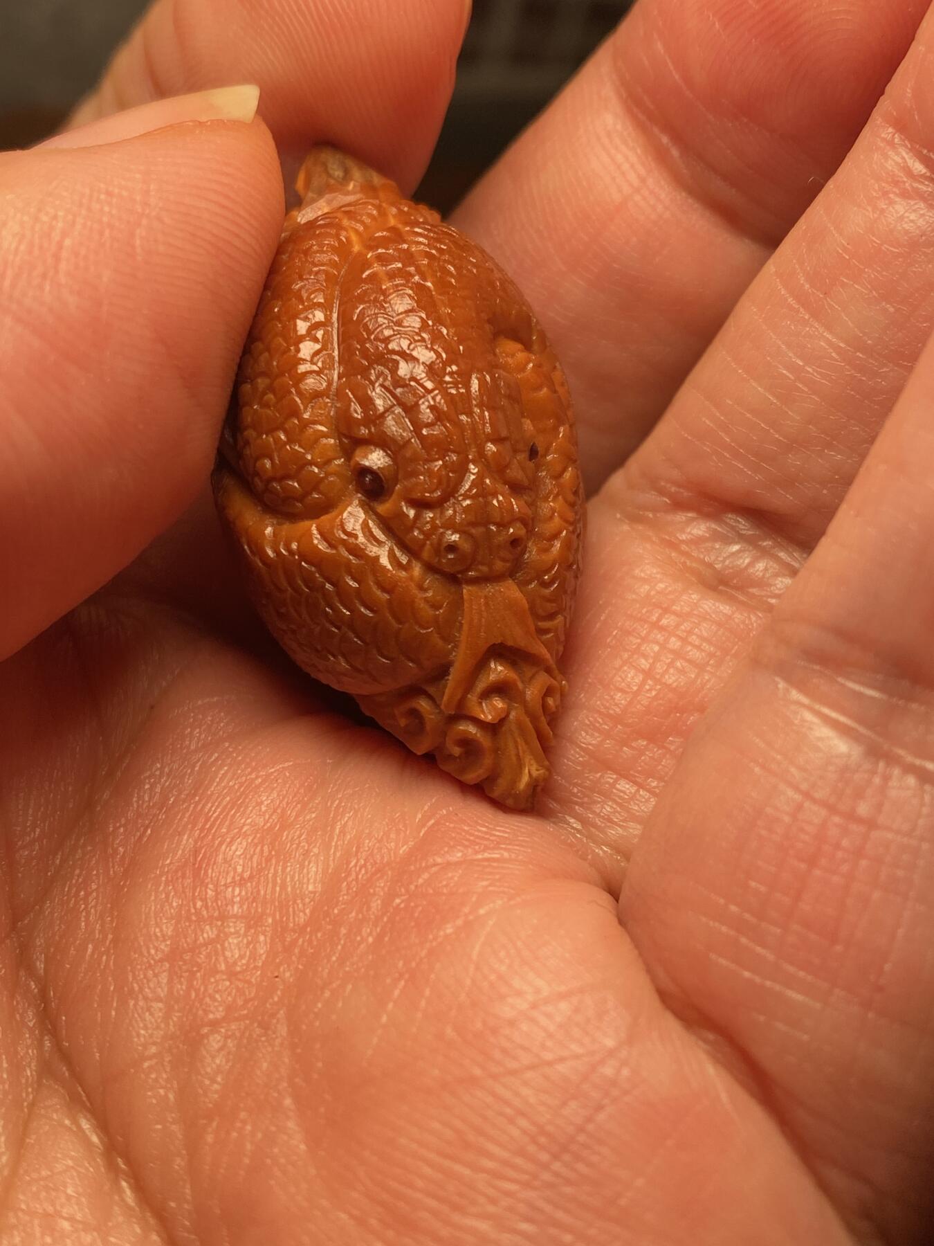 以核会友，中国非物质文化遗产苏工核雕手作 福利苏工核雕，纯手工雕刻一叶暴富，灵蛇单籽个性十足，等待有缘人，市场无同款，尺寸2。0x4.1喜欢的来