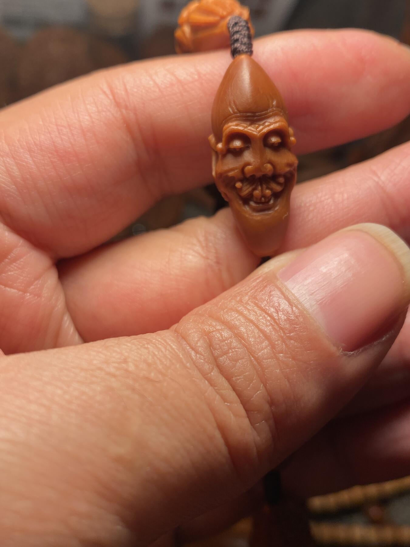 以核会友，中国非物质文化遗产苏工核雕手作 福利苏工核雕纯手工老手艺，铁核细长柳叶殷派十八罗汉，雕工深峻，个性十足，等待有缘人，尺寸1。3x2.9喜欢的来