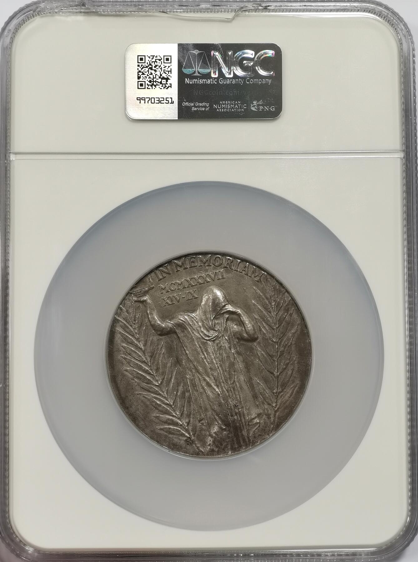 博洋堂世界钱币拍卖第151期（全场包邮） NGC MS62 唯一冠军！捷克斯洛伐克总统去世巨大银章，60mm巨大款，发行量极少！背面是修女恸哭悲伤构图，唯美而肃穆！一年后纳粹攻入，捷克沦陷。盒子背面上方有裂