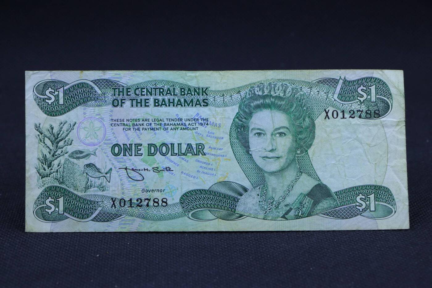 【淘币小摊】限时拍第八百二十八拍  纸币场  满百包邮可预留两周  周一统一发货   巴哈马1974年1元纸币【有折】