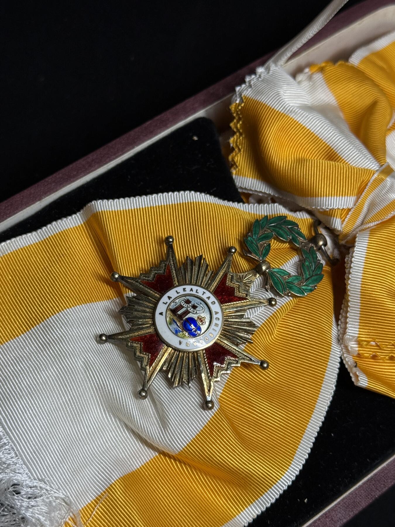 欢庆元旦！戎马世界章牌大赏第109期元旦大拍 西班牙大十字级伊莎贝拉勋章大绶，带盒子，缺少星芒章，佛朗哥时期版本，早期银制，少见