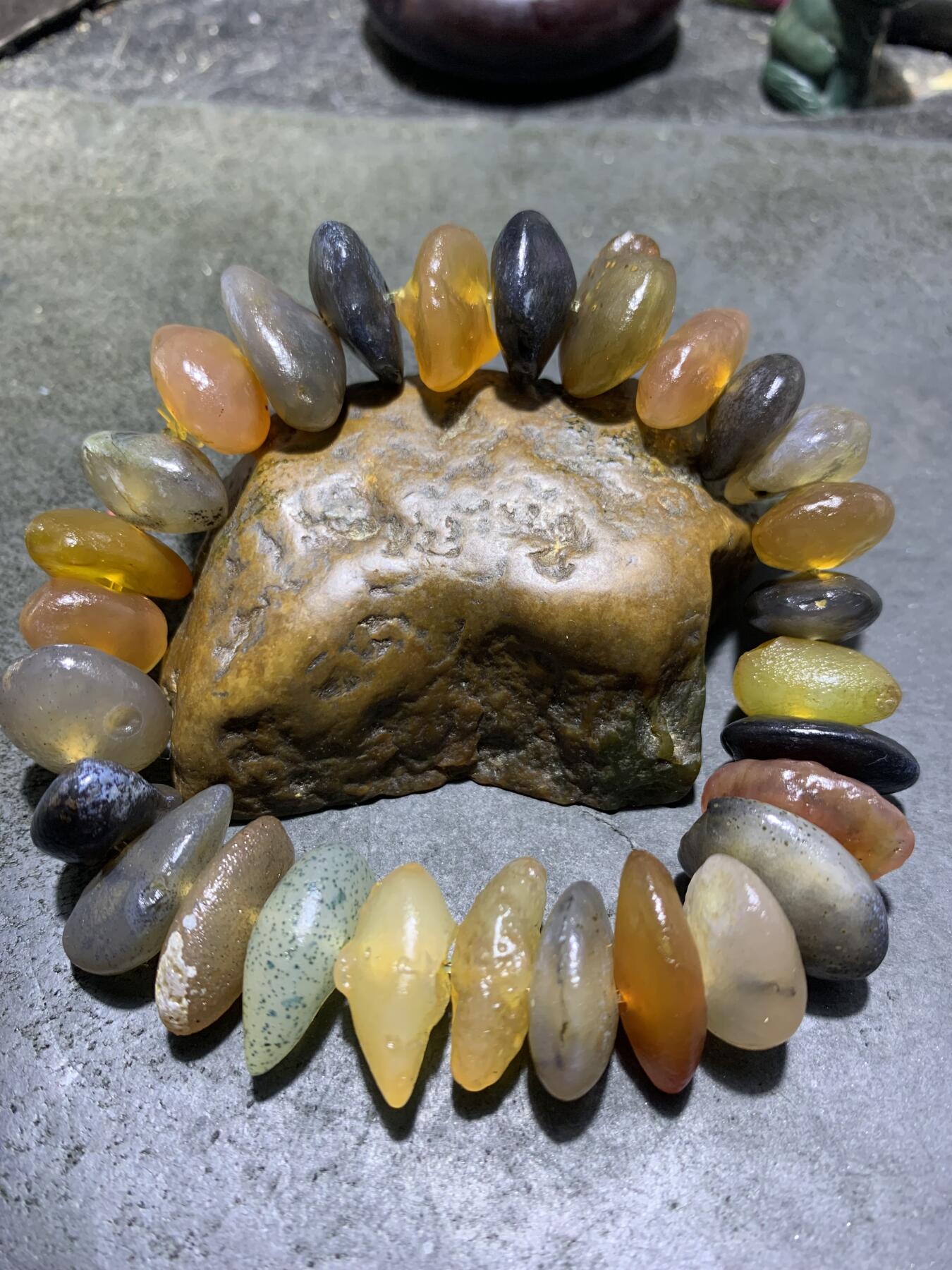 精美阿拉善瓜子型原石手串一条，