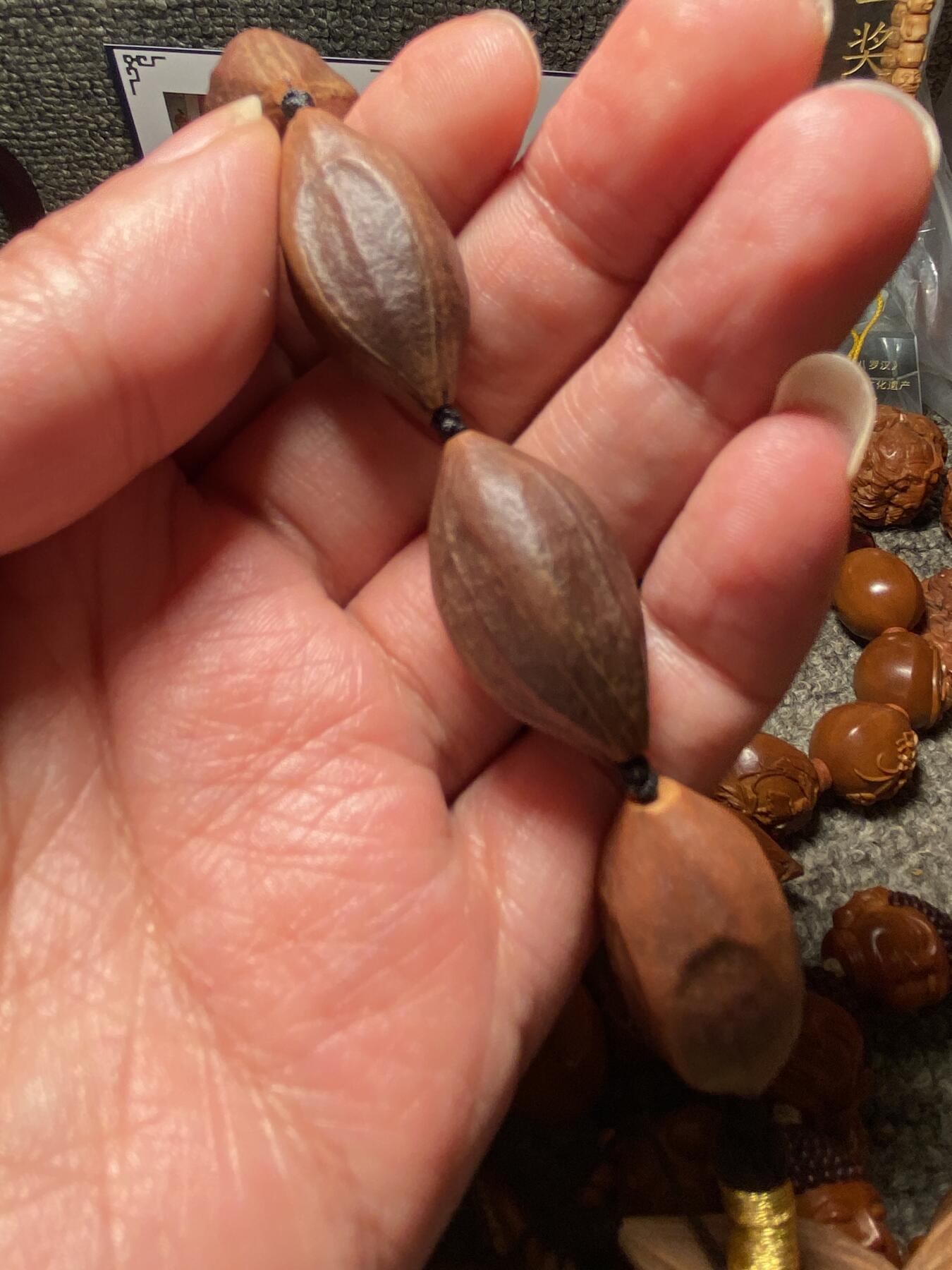 以核会友，中国非物质文化遗产苏工核雕手作 福利苏工核雕，纯天然，四花紫皮核，个性十足，等待有缘人，与众不同，尺寸1。6x3.2喜欢的来