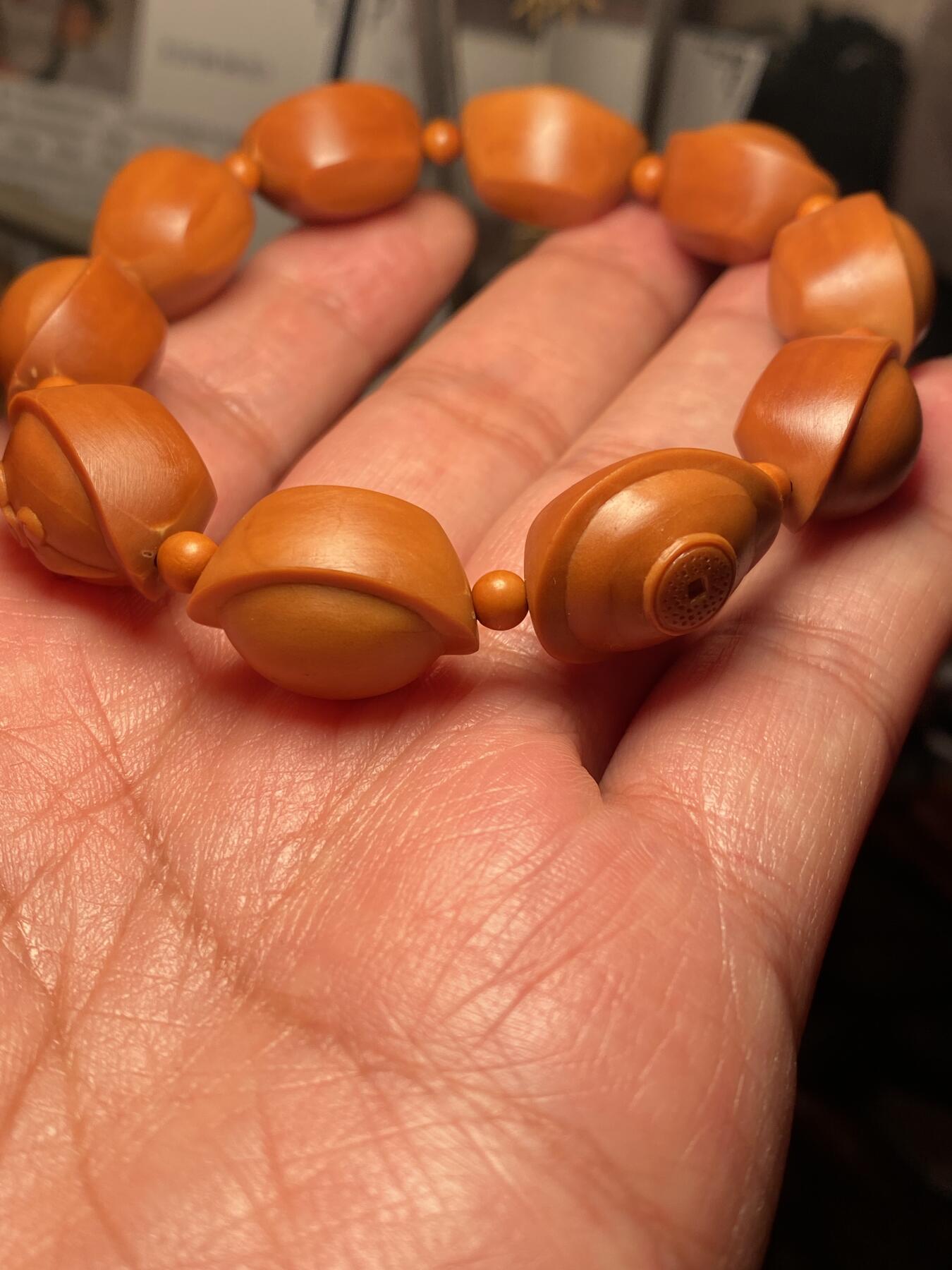 以核会友，中国非物质文化遗产苏工核雕手作 福利苏工核雕，纯手工雕刻，铁核招财进宝，万事如意手串，个性十足，等待有缘人，市场无同款，尺寸1.5x2。0喜欢的来