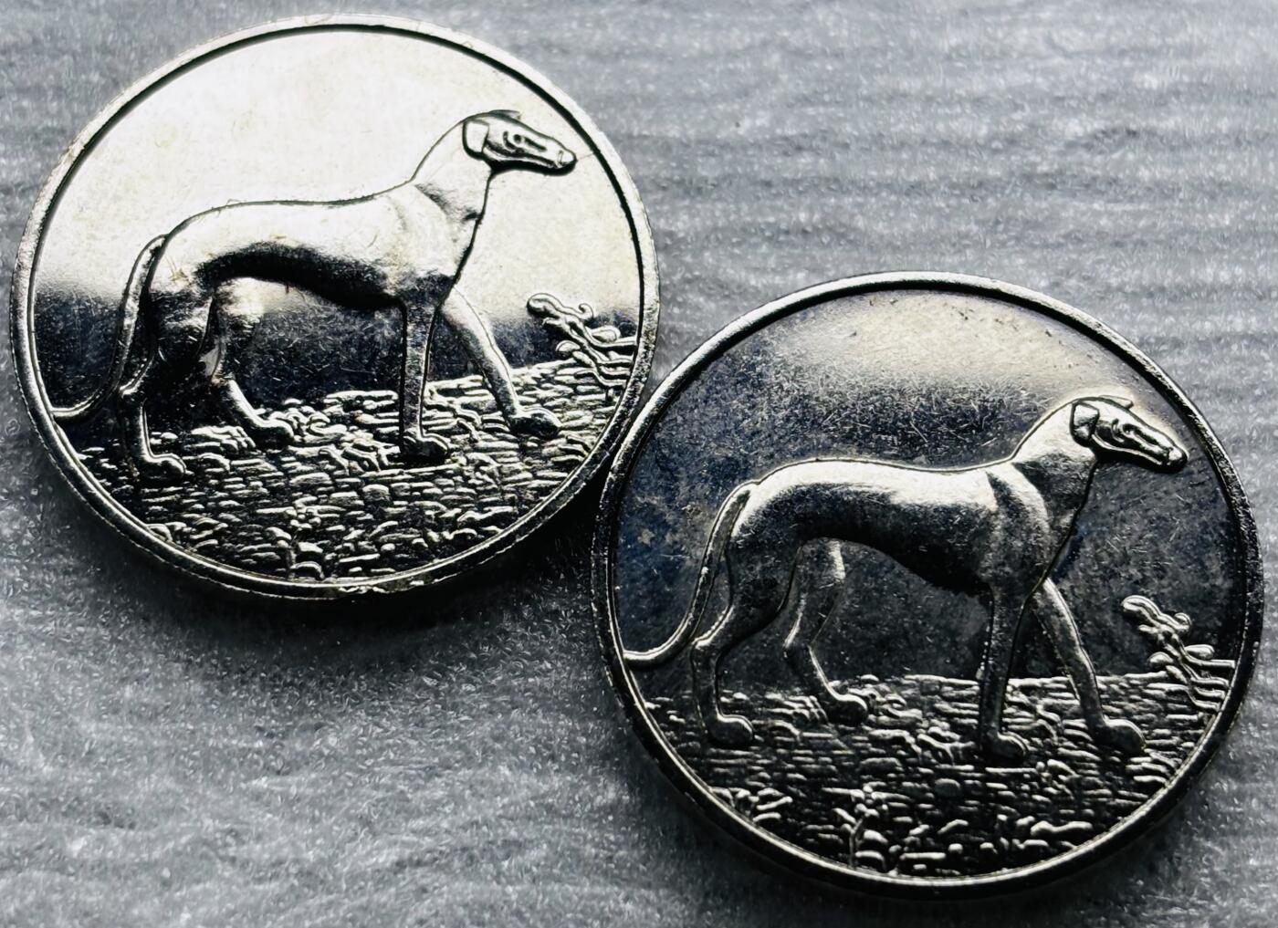 文馨钱币收藏第 284 场，【 长期接收代拍品】老藏家拍品南朝鲜李承晚时期货币，泰国大型纪念币，土耳其各时期及各国套币场 原光好品 2005 年利比里亚生肖狗 2 枚