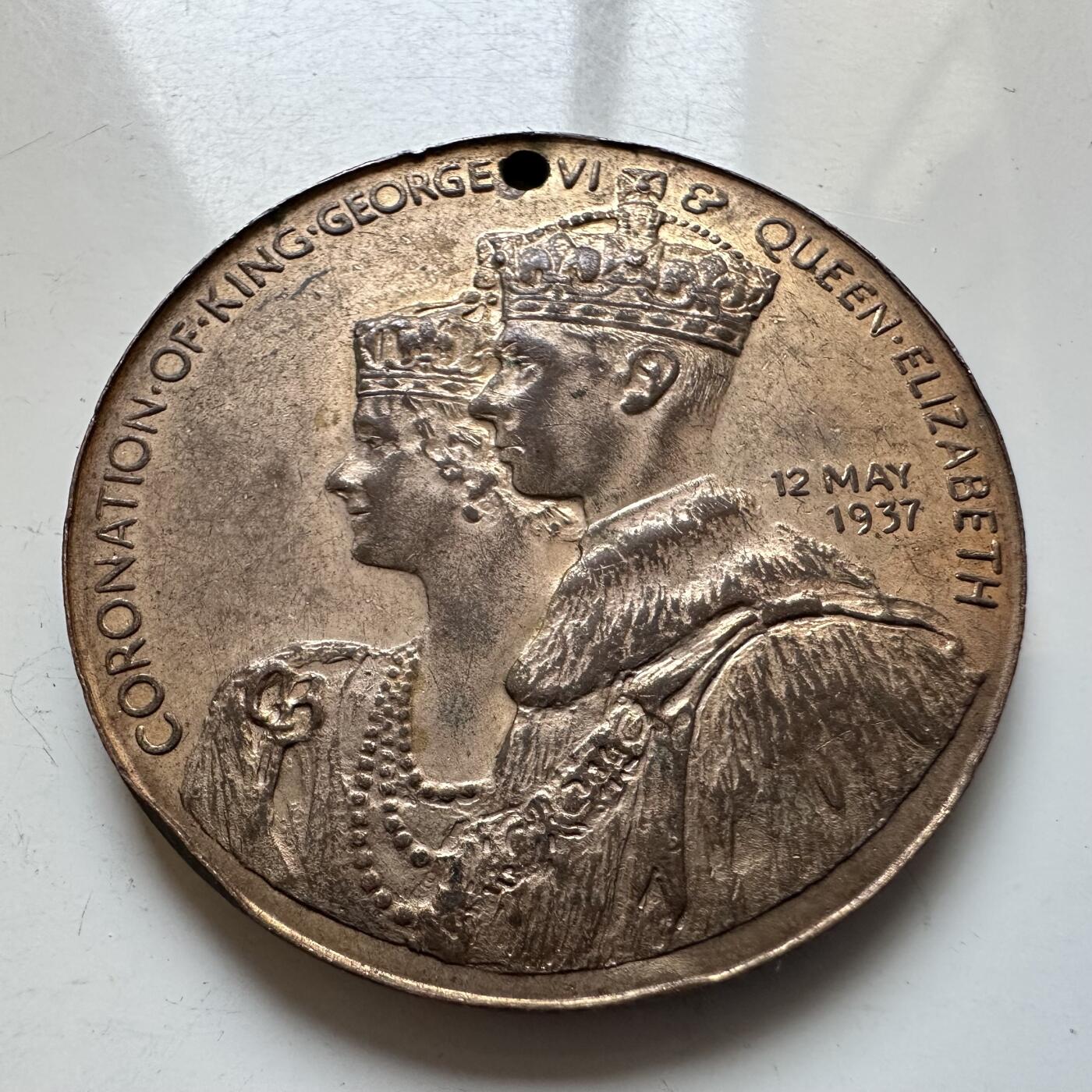 🌹外币初藏🌹🐯2025年第140场  每周二四六晚8️⃣点 接代拍 英国1937年乔治六世加冕纪念章  38.3毫米20.5克 萨顿科尔菲尔德皇家镇加冕庆典