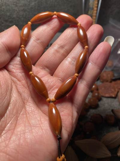 以核会友，中国非物质文化遗产苏工核雕手作 - 福利苏工核雕，纯手工10遍打磨，铁核柳叶精工10年老核，个性十足，等待有缘人，与众不同，尺寸0。9x2.4喜欢的来