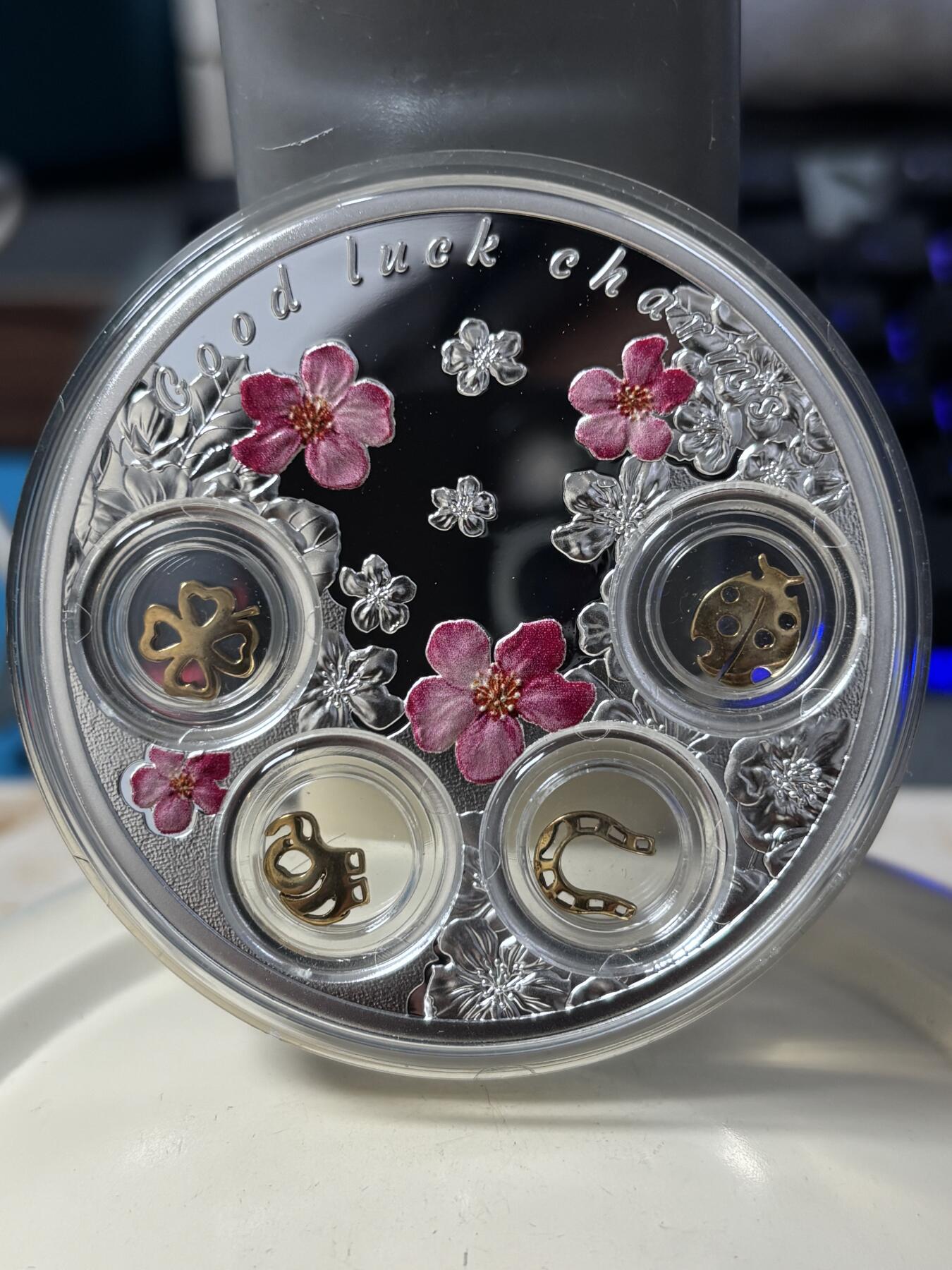 第185期拍卖 纽埃2017镶嵌四叶草马蹄跌大象瓢虫幸运符彩银币，999银，发行500枚，77.75克