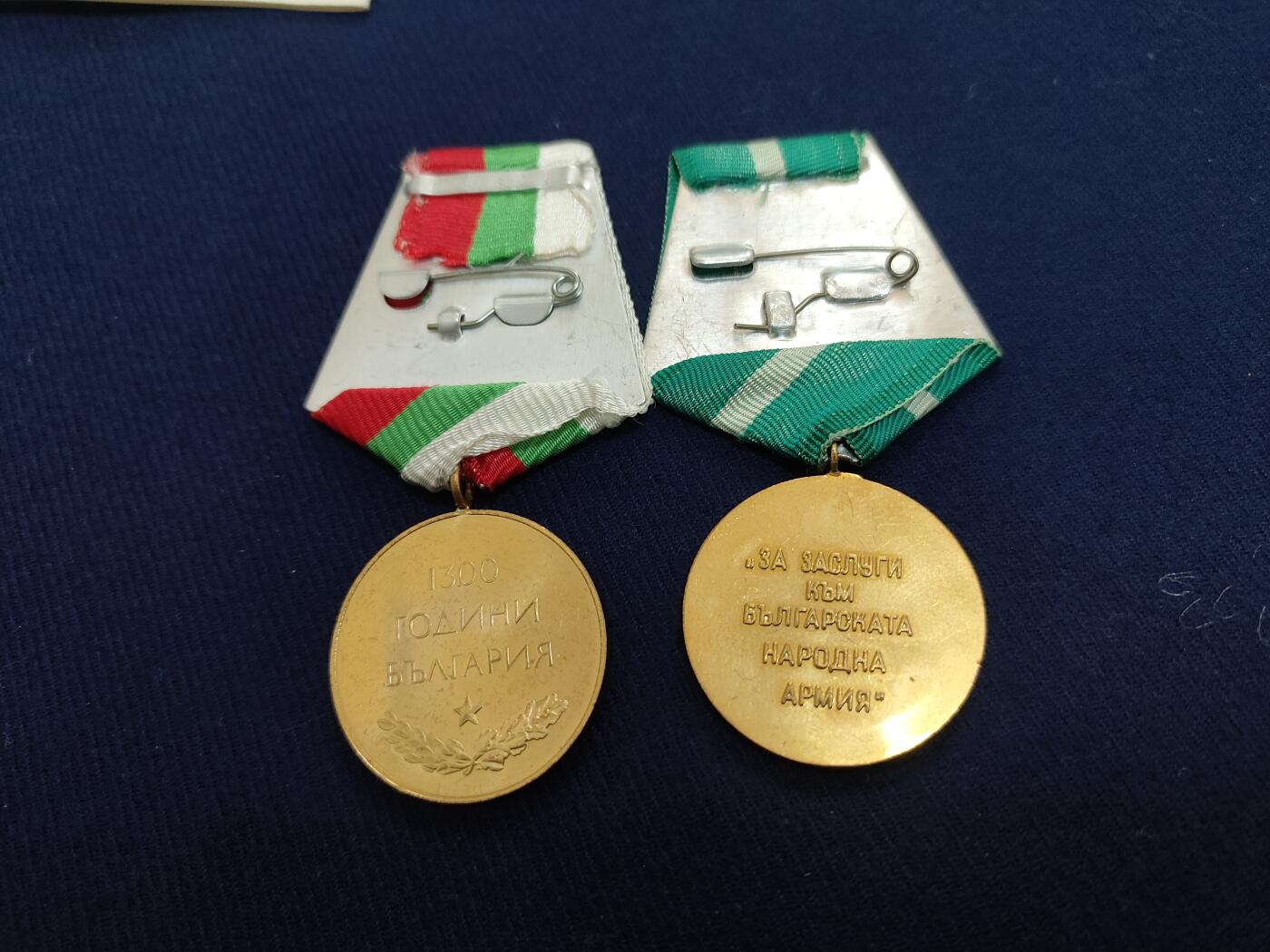 时顺第二十七拍 保加利亚军事功勋奖章套章，属于斯托伊诺夫克里斯托，包含：军事功勋奖章，反法西斯胜利30周年奖章