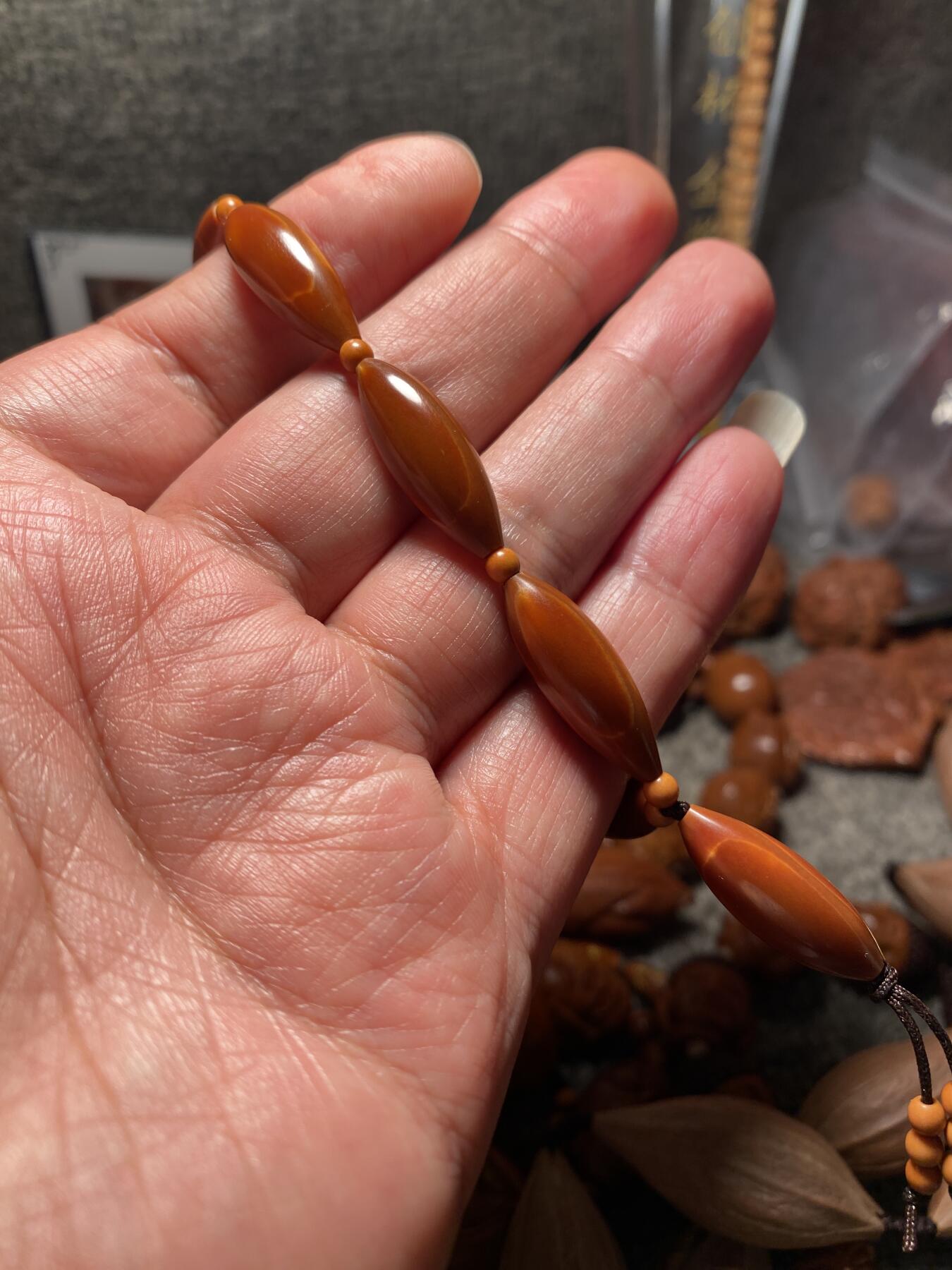 以核会友，中国非物质文化遗产苏工核雕手作 福利苏工核雕，纯手工10遍打磨，铁核柳叶精工10年老核，个性十足，等待有缘人，与众不同，尺寸0。9x2.4喜欢的来