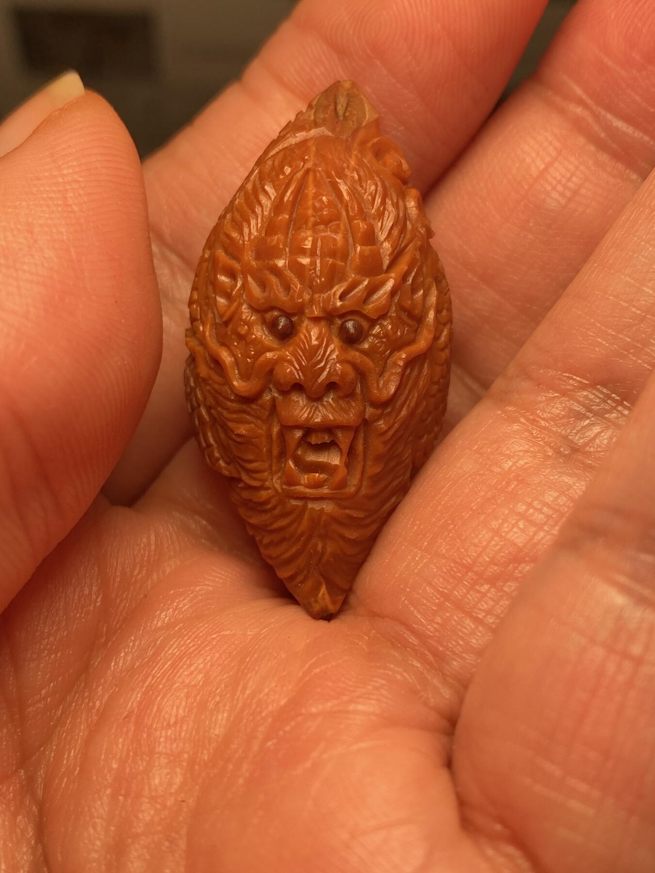 以核会友，中国非物质文化遗产苏工核雕手作 福利苏工核雕，纯手工雕刻一叶成龙单籽个性十足，等待有缘人，市场无同款，尺寸2。0x4.1喜欢的来