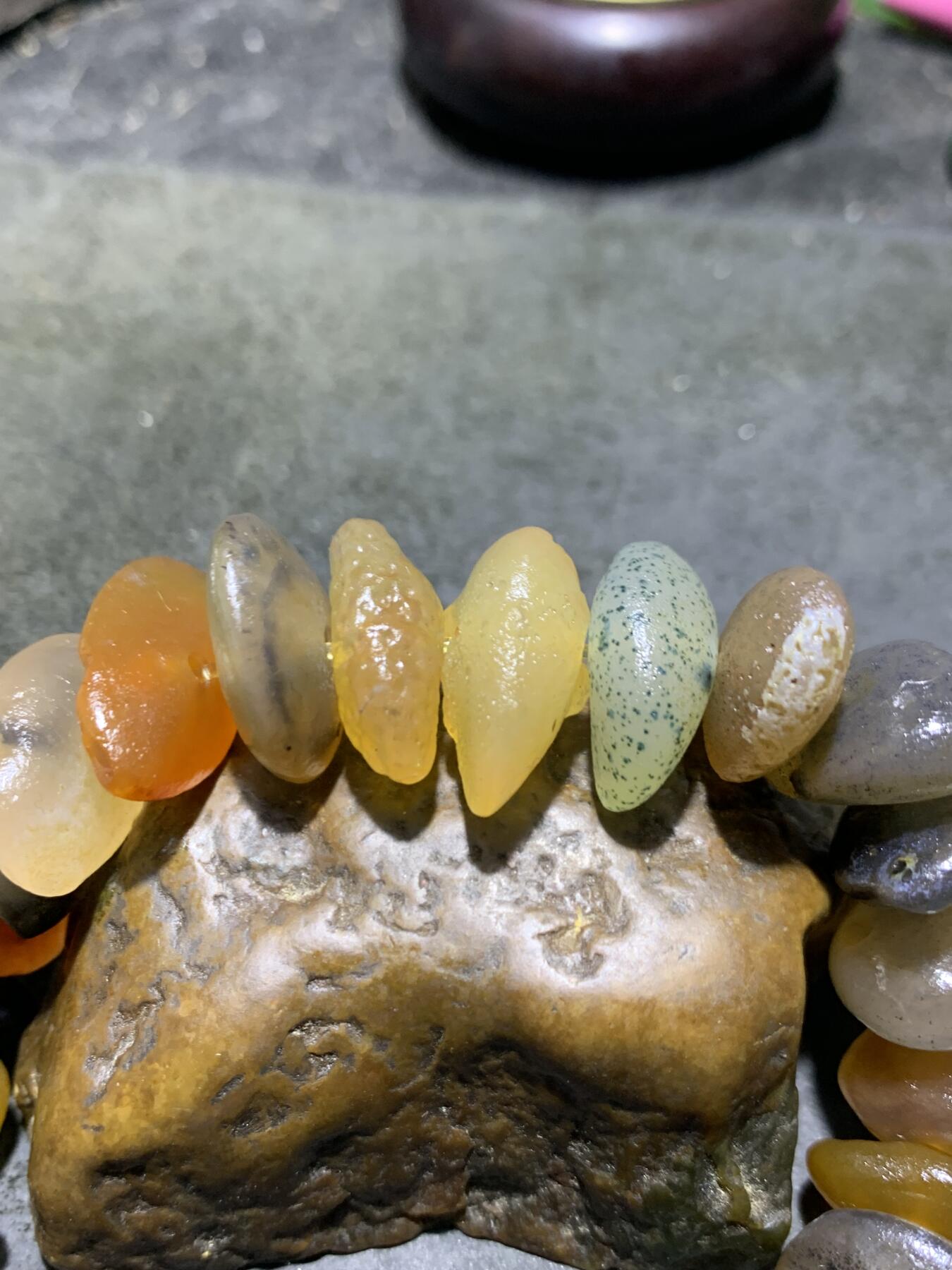 精美阿拉善瓜子型原石手串一条，