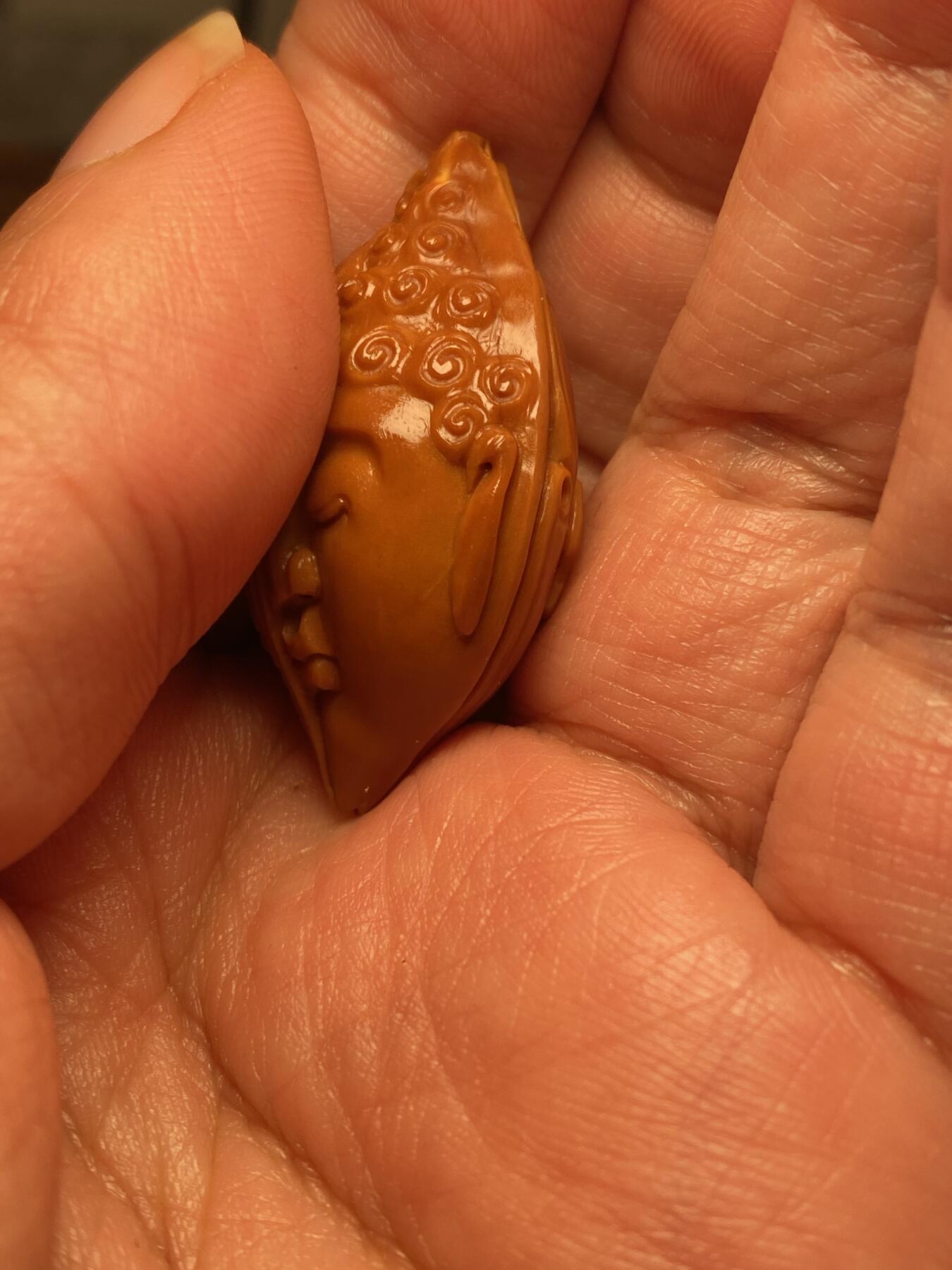 以核会友，中国非物质文化遗产苏工核雕手作 福利苏工核雕，纯手工雕刻佛魔界单籽个性十足，等待有缘人，市场无同款，尺寸2。1x4.0喜欢的来