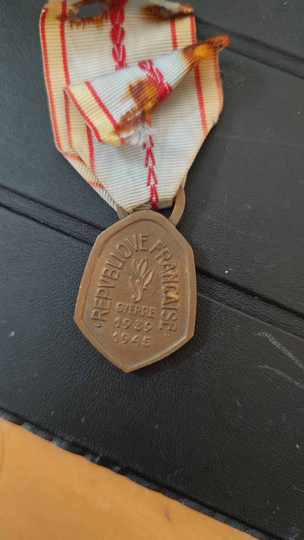 全场0元起拍，周六（12.13）下午5点开始，第70期 法国二战胜利奖章。