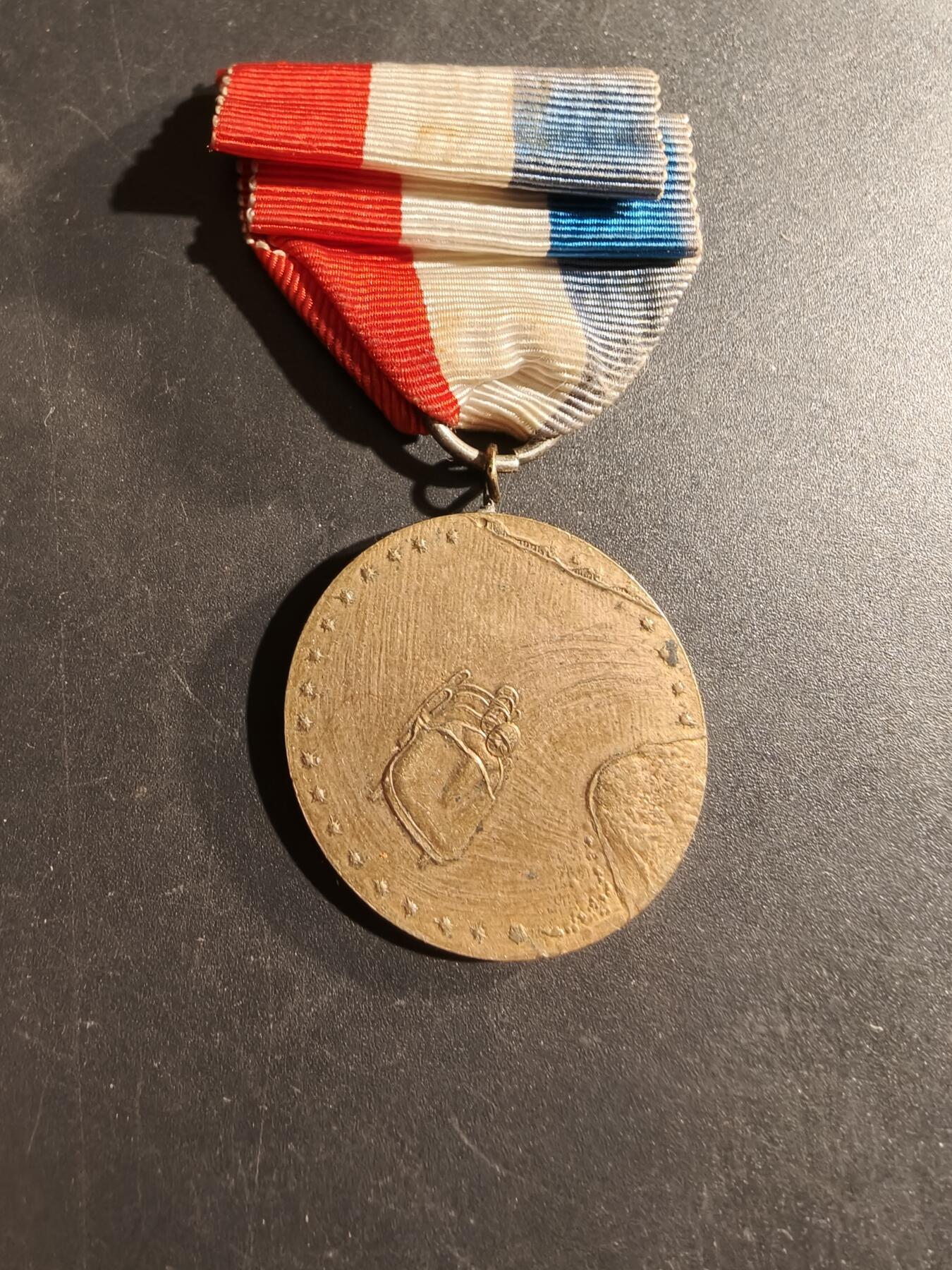 老王徽章第169期 法国1968年格勒诺布尔冬季奥运会奖章     银质镀金    12g