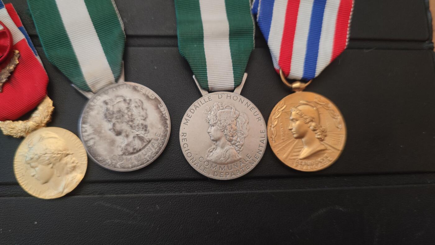 全场0元起拍，周六（12.13）下午5点开始，第70期 法国奖章一组，共4枚。