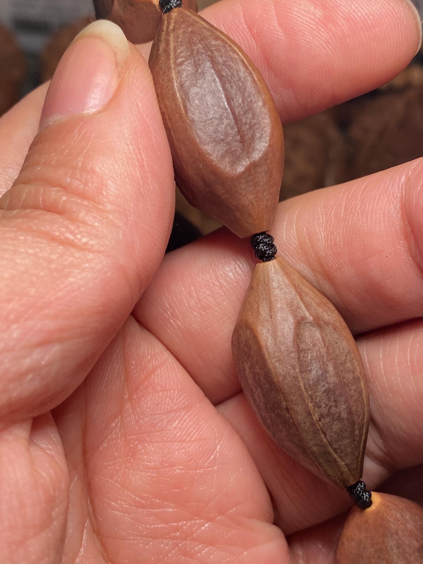 以核会友，中国非物质文化遗产苏工核雕手作 福利苏工核雕，纯天然，四花紫皮核，个性十足，等待有缘人，与众不同，尺寸1。6x3.2喜欢的来