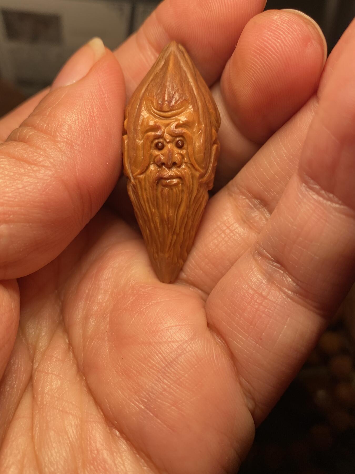 以核会友，中国非物质文化遗产苏工核雕手作 福利苏工核雕，纯手工雕刻，四花梅林大核仙翁百态，四个表情，个性十足，等待有缘人，市场无同款，尺寸2。18x4.65喜欢的来